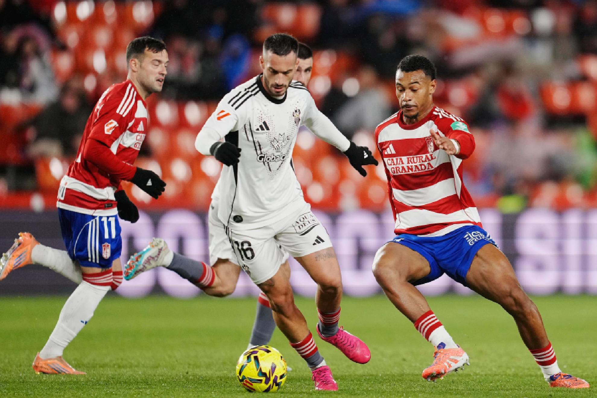 José Carlos Lazo y Loïc Williams pelean un balón en el Granada 1-1 Albacete.