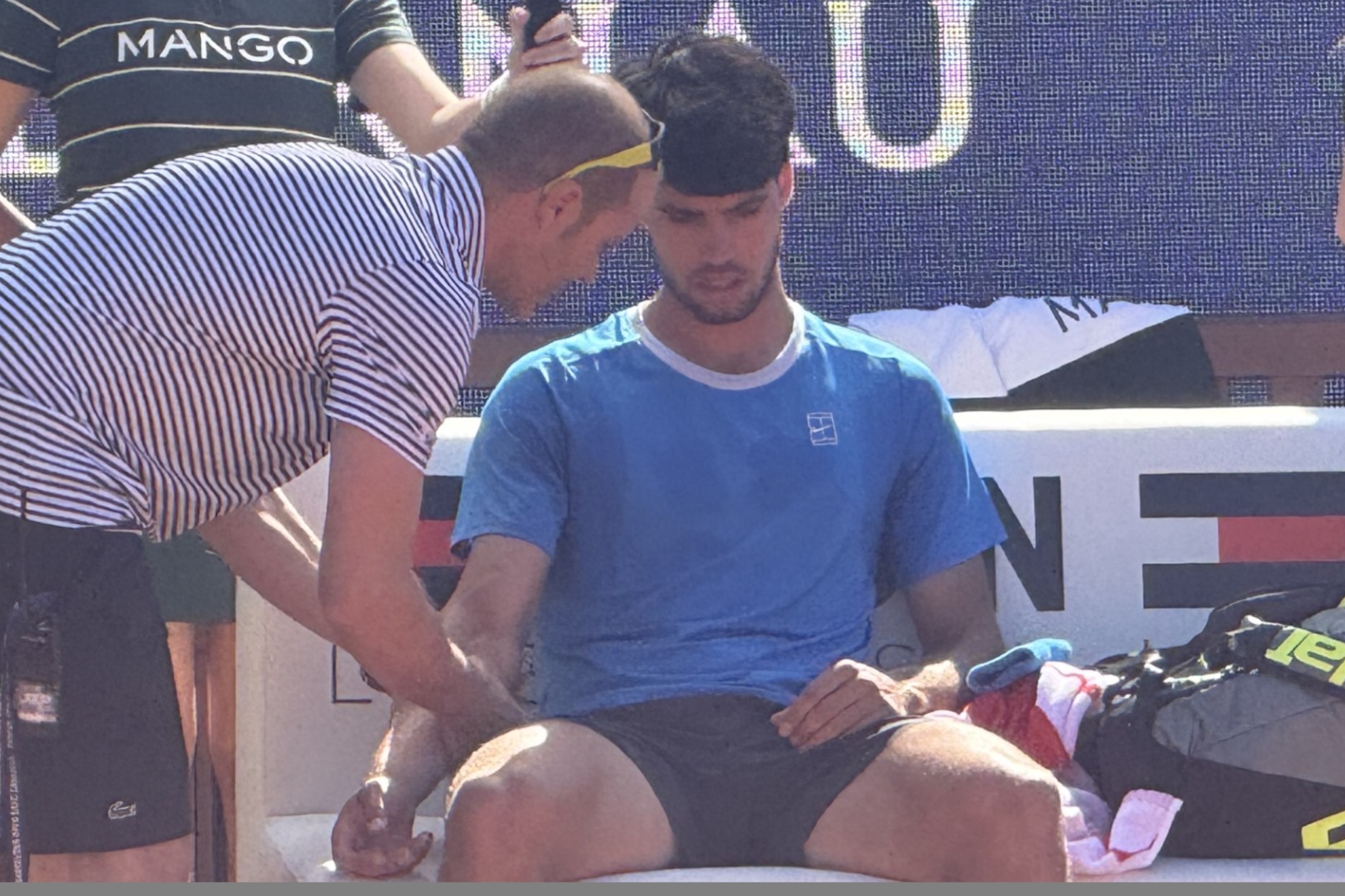 Alcaraz siendo atendido por el fisioterapeuta.