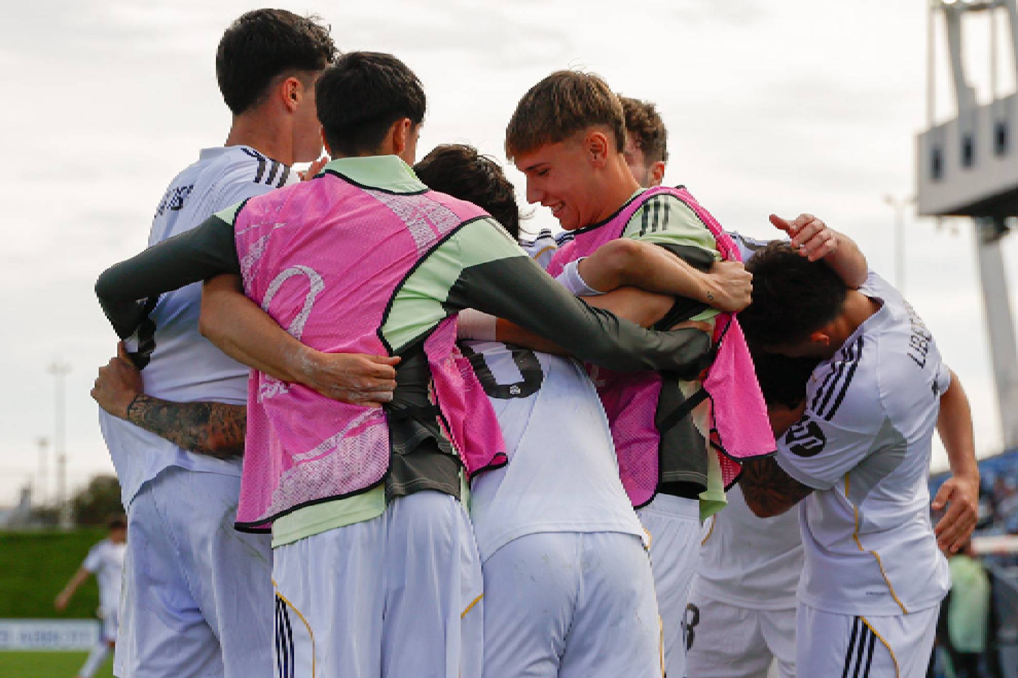 Los jugadores celebran la victoria 2-1 ante el Sporting CP en cuartos