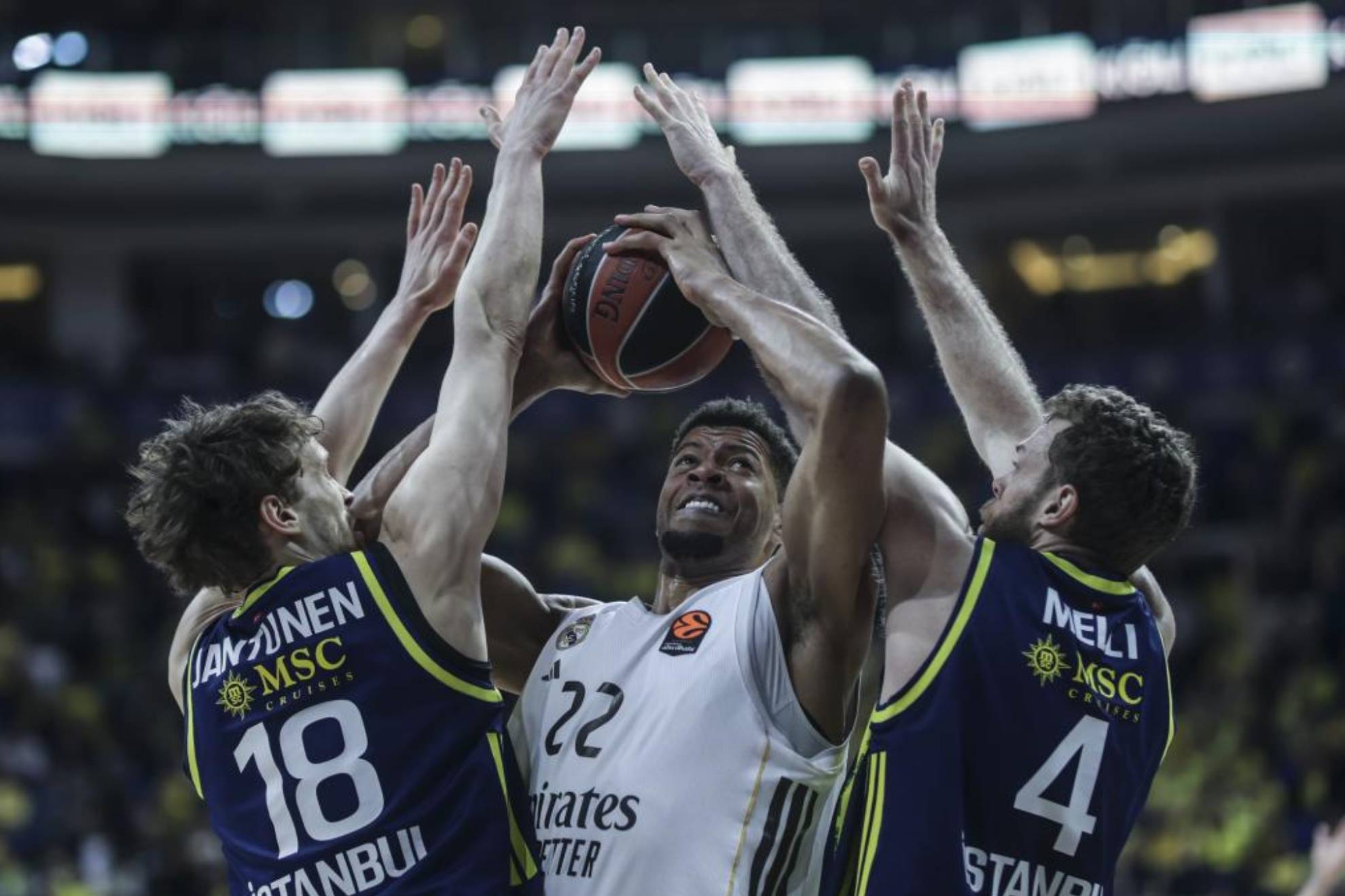Walter Tavares trata de levantar el balón durante el partido ante el Fenerbahce.