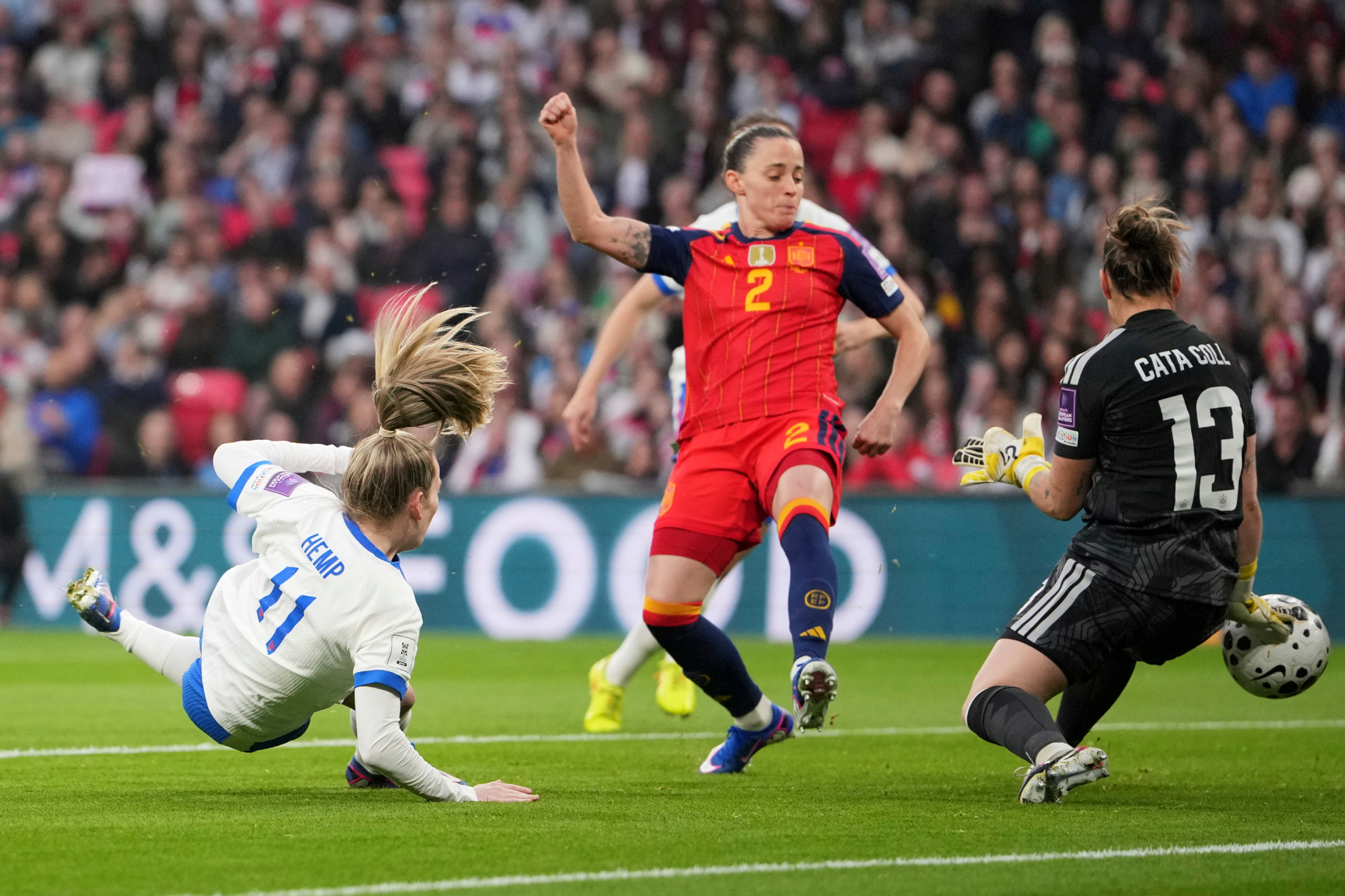 Lauren Hemp anota el único tanto del partido ante España en Wembley