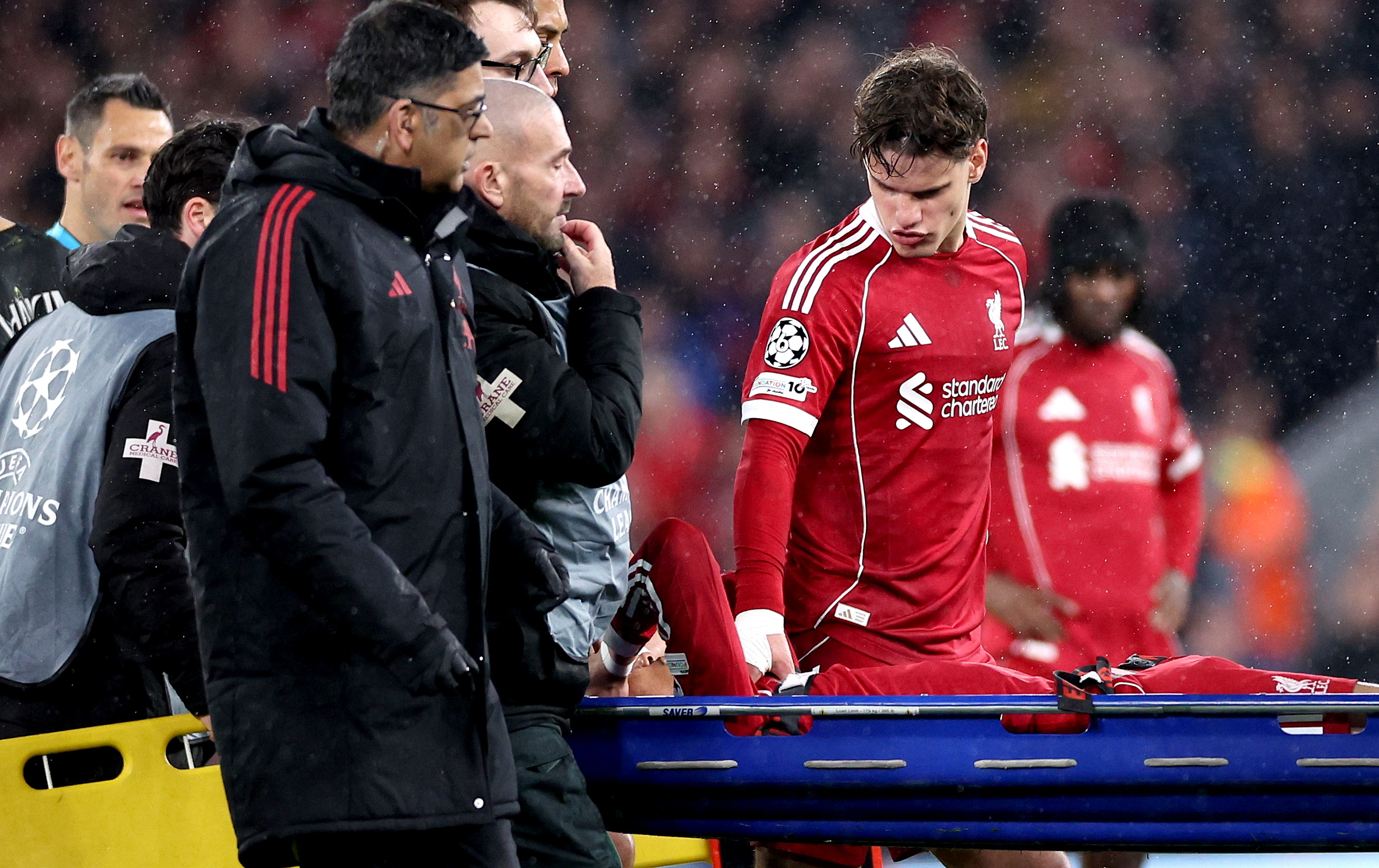 El momento en el que Ekitiké sale en camilla.