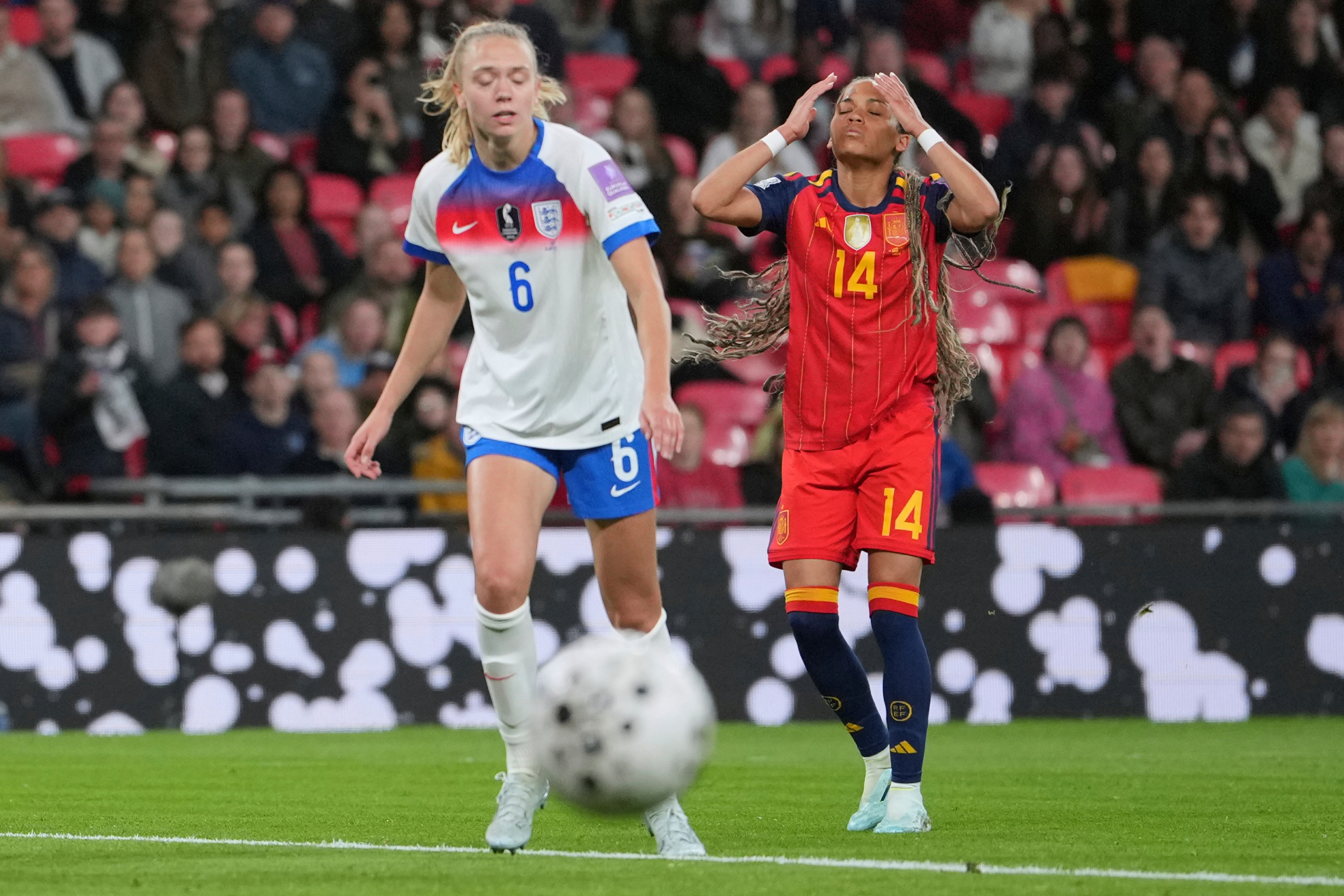Vicky López se lamenta tras estrellar un balón en el poste.