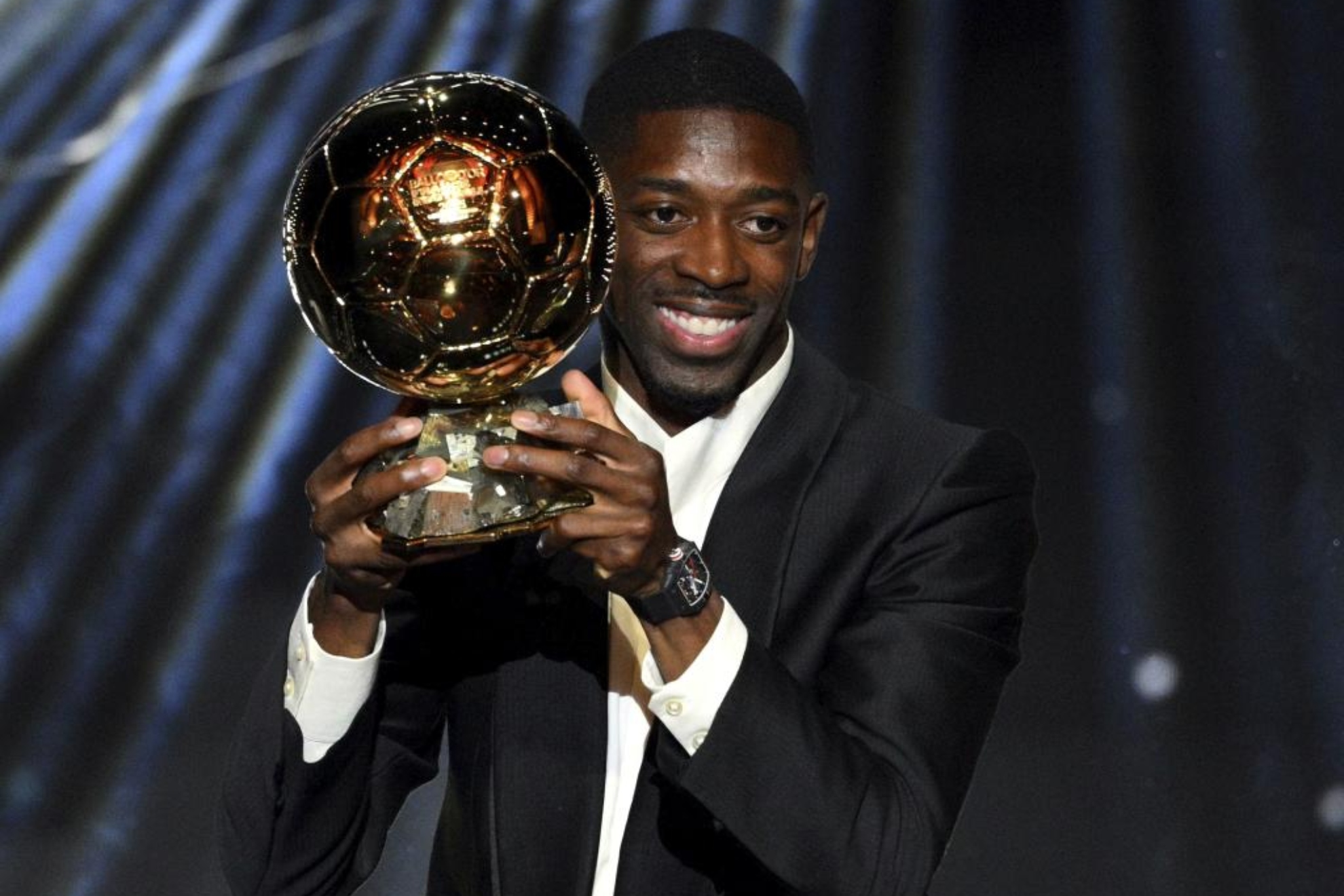 Dembélé, con el trofeo del Balón de Oro.