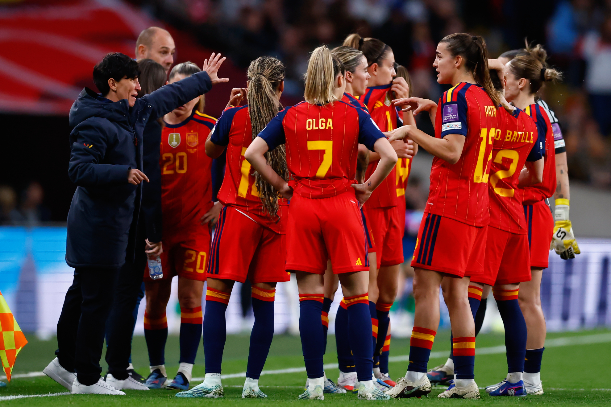 Sonia Bermúdez gives instructions to the national team players at Wembley