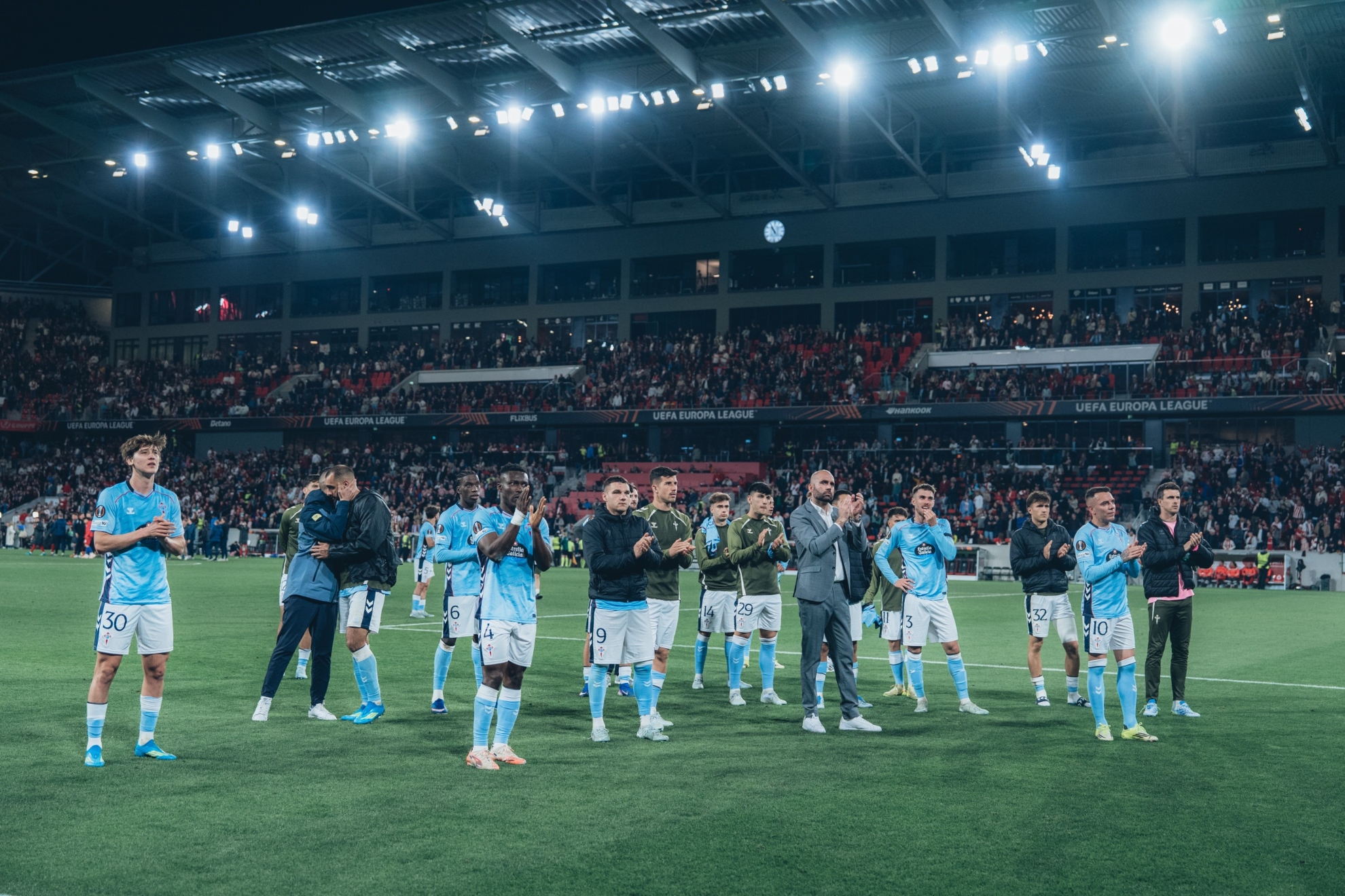 Los jugadores del Celta agradecen el apoyo de la afición que se desplazó a Friburgo.