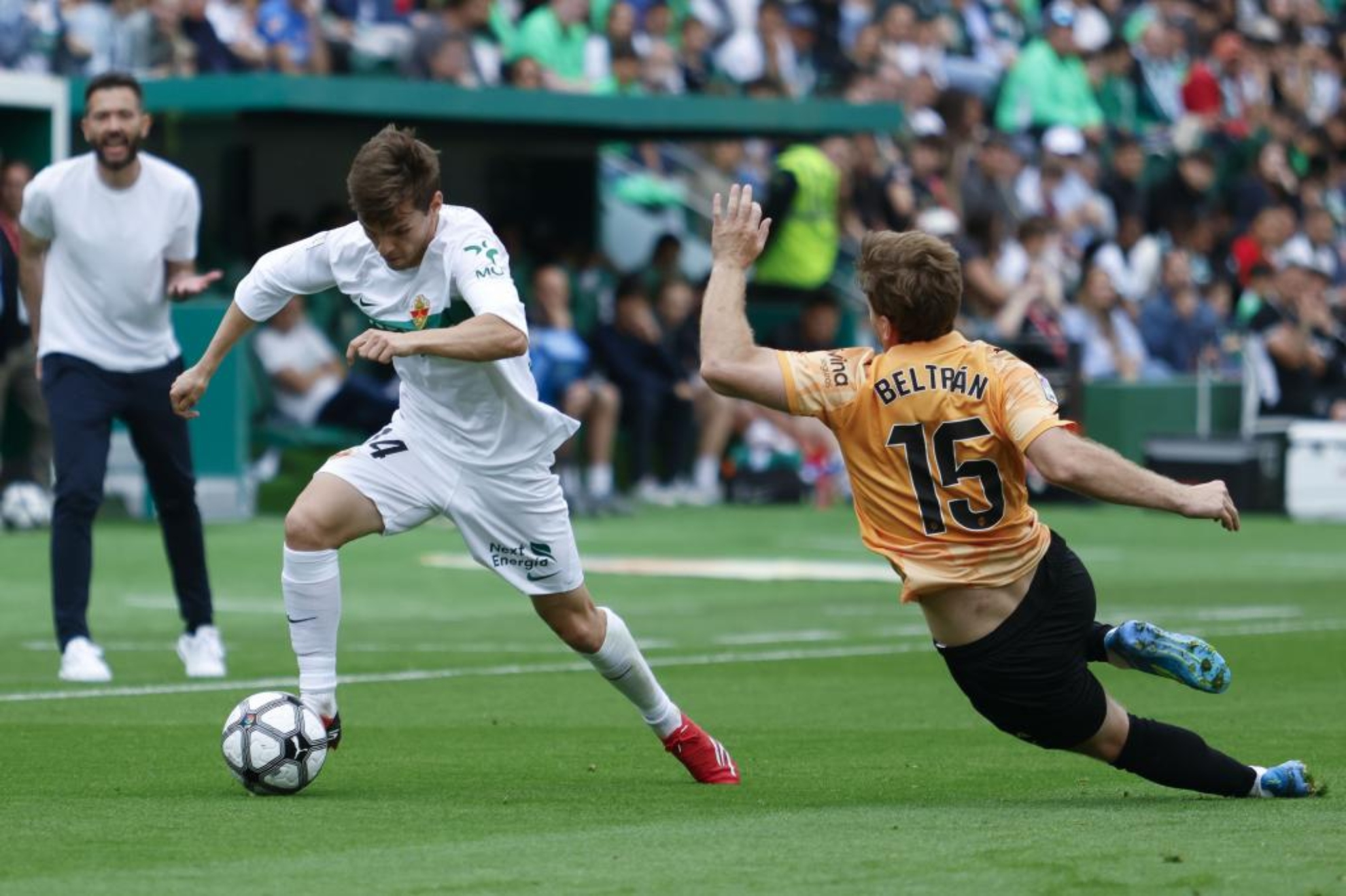 El jugador del Elche Febas y el jugador del Valencia Lucas Beltrán, durante el partido de la jornada 31 en Elche.