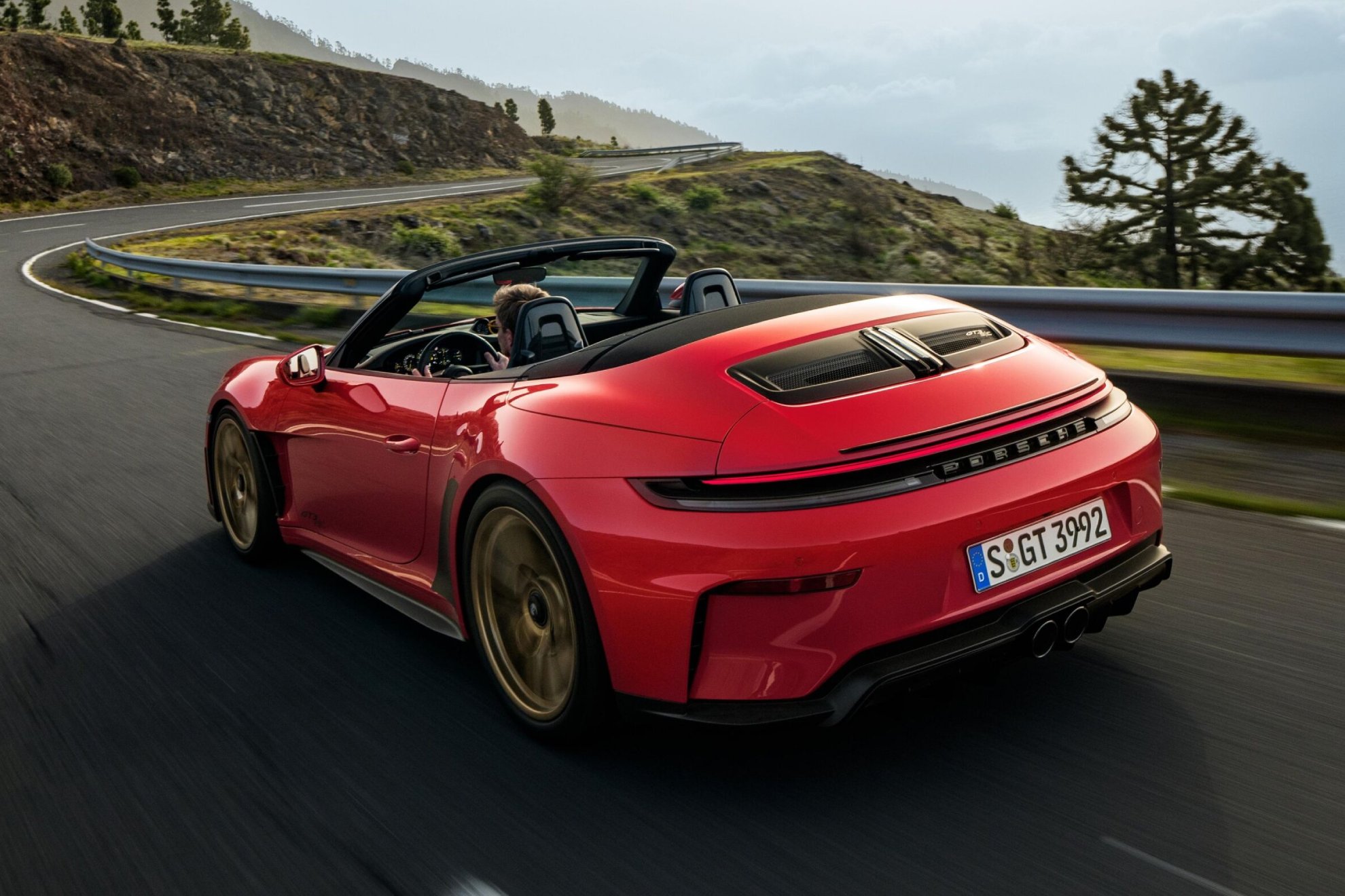 El GT3 S/C tiene numerosos componentes de fibra de carbono en su carrocería.