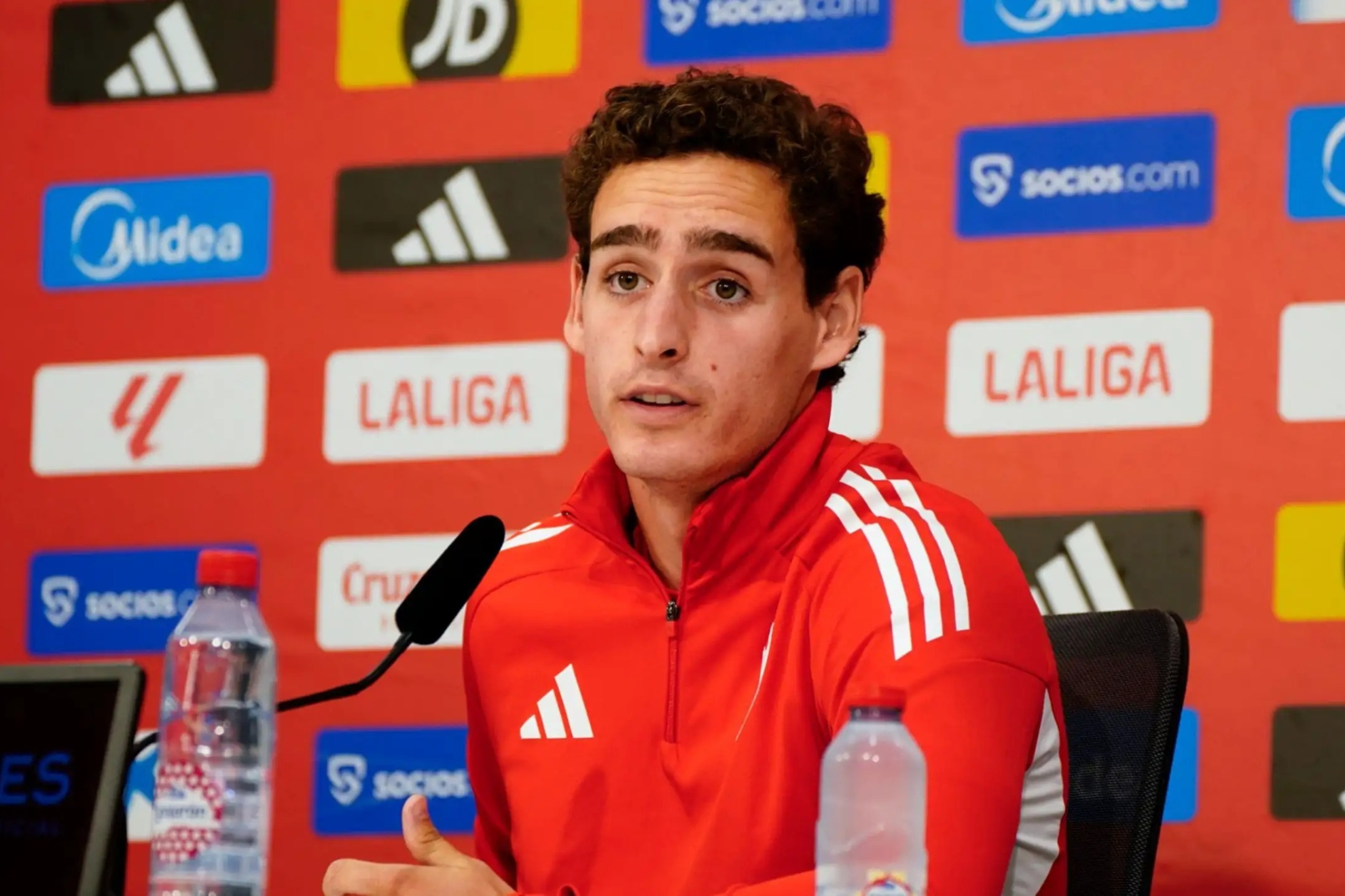 Manu Bueno, durante su comparecencia ante los medios.