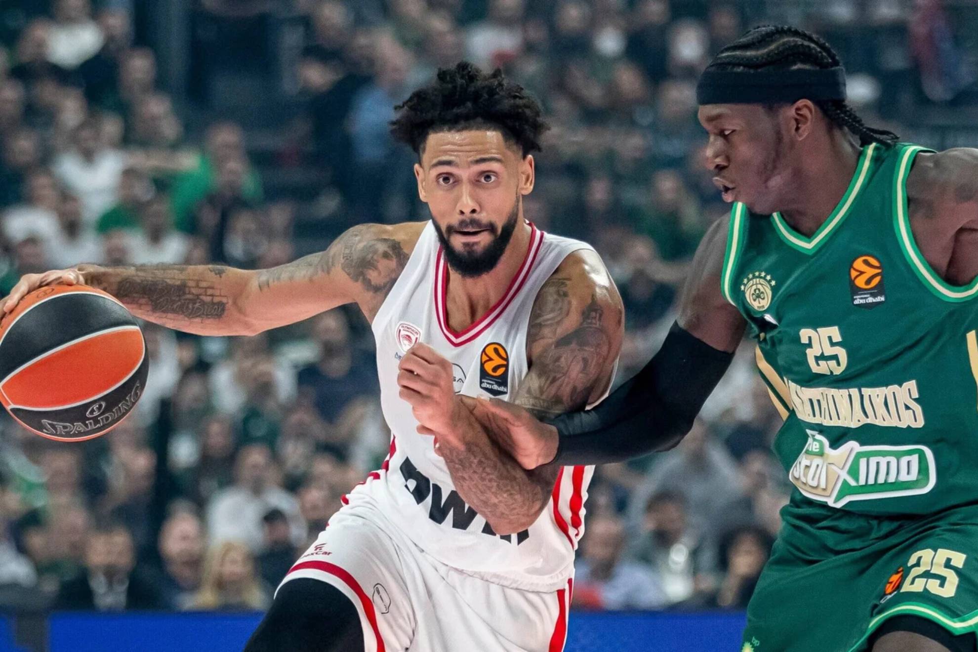 Tyler Dorsey intenta superar la defensa de Kendrick Nunn.