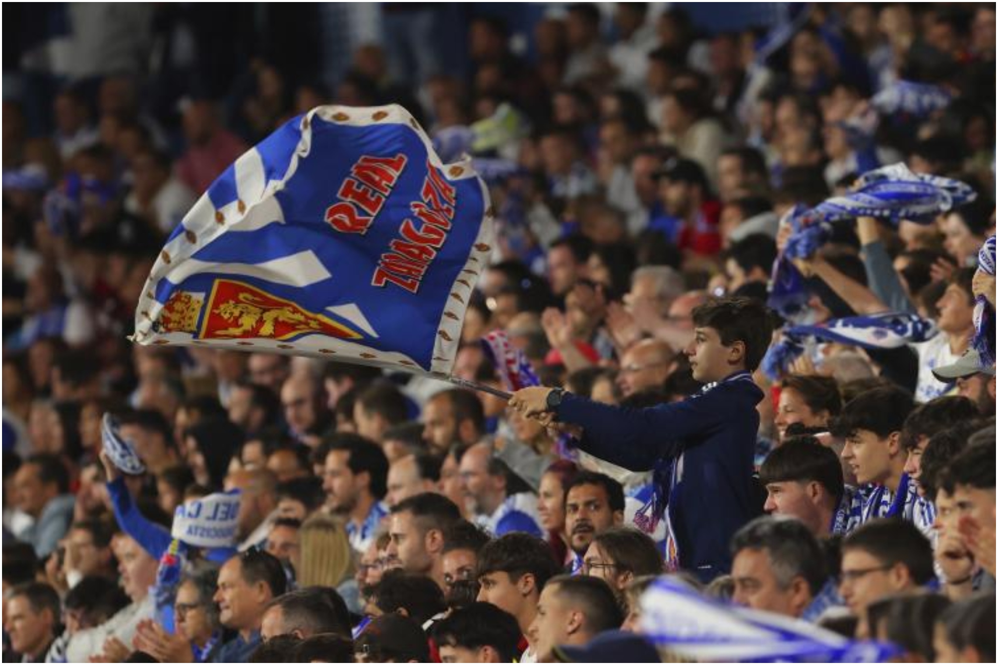 Aficionados del Zaragoza animan durante un partido.