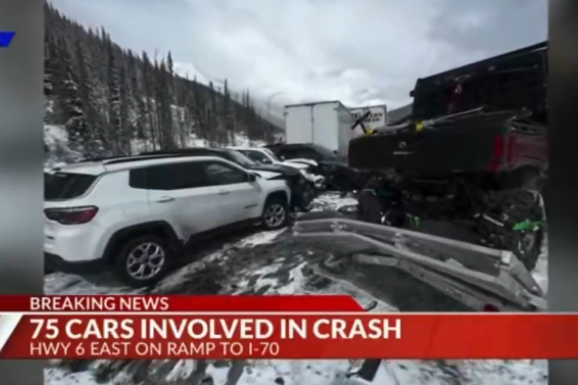 Imagen de varios vehículos involucrados en el accidente.