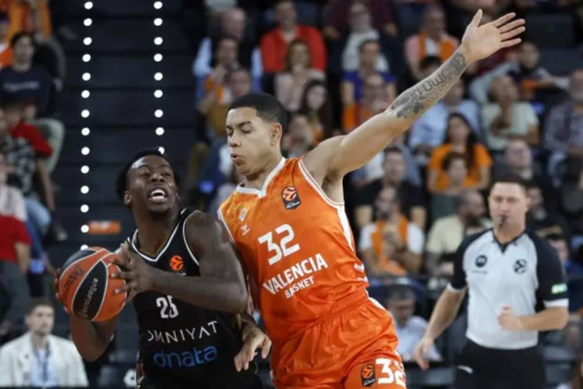 Nogués intenta defender a un jugador de Dubái durante la ida.