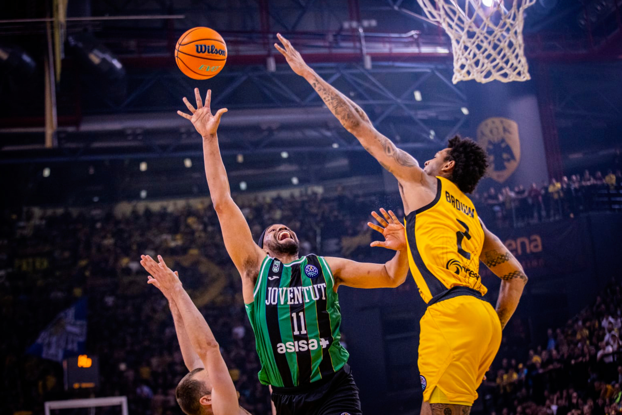Jabari Parker lanza a canasta ante la oposición de Brown. FIBA PHOTO.