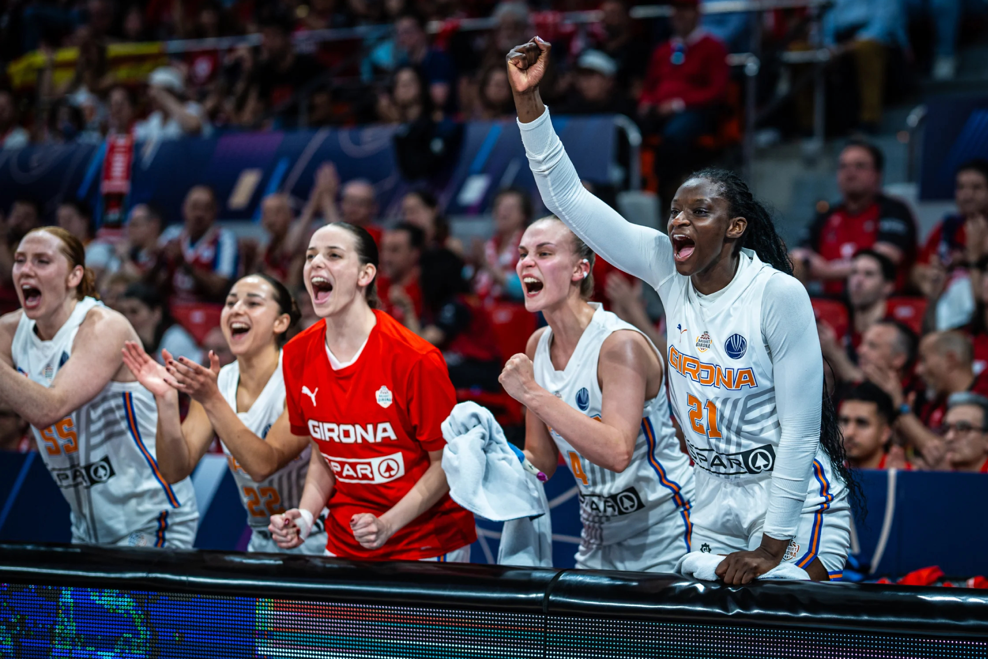 El banquillo del Girona celebra una jugada en el partido ante el Reyer. FIBA PHOTO.