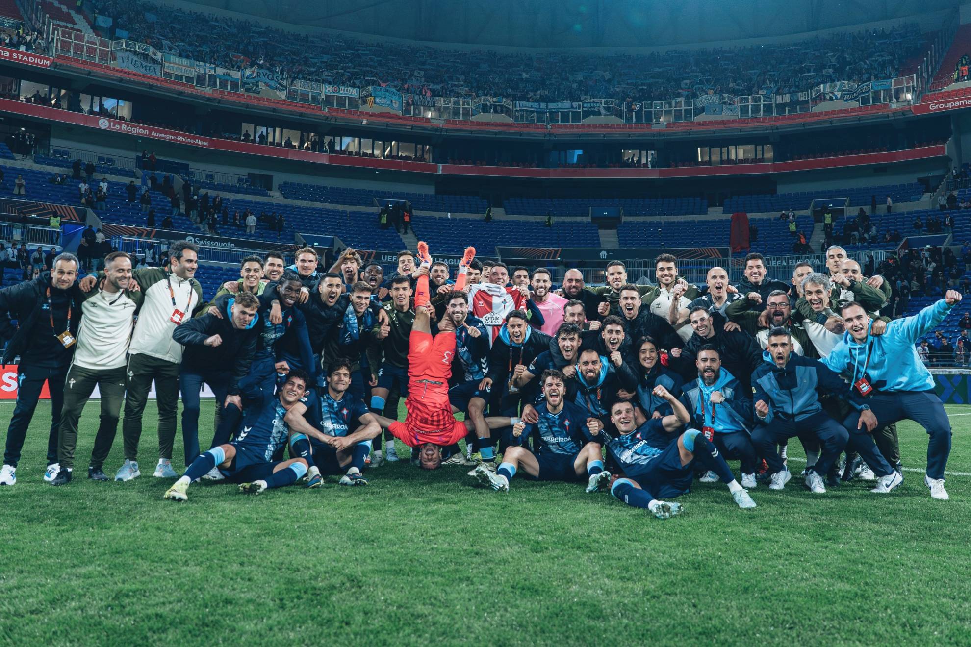 Los jugadores del Celta tras derrotar al Lyon y clasificarse para cuartos de la Europa League.