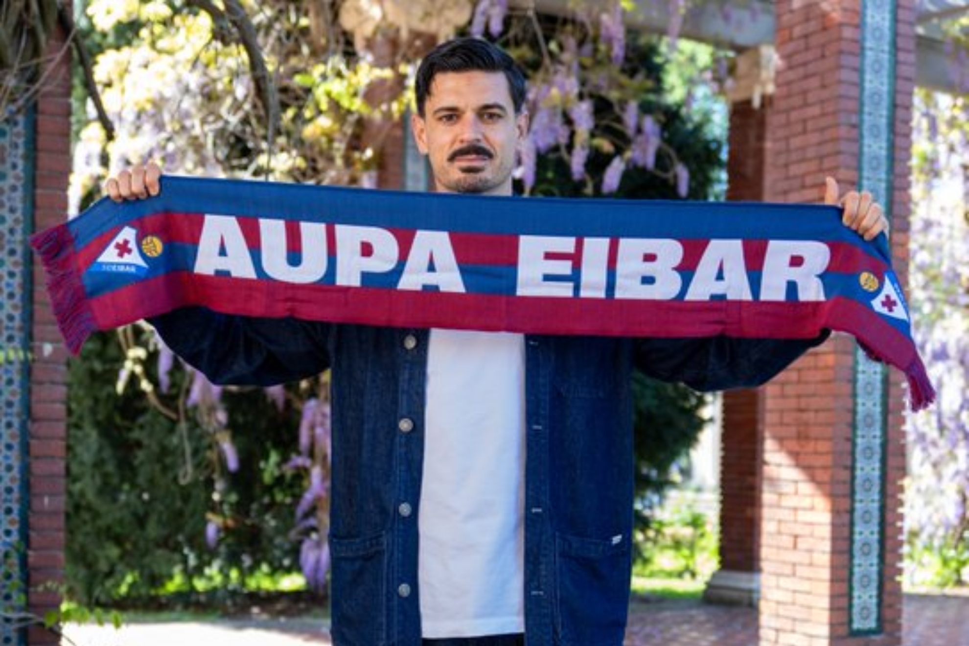 Sergio Álvarez posa con la bufanda del Eibar.