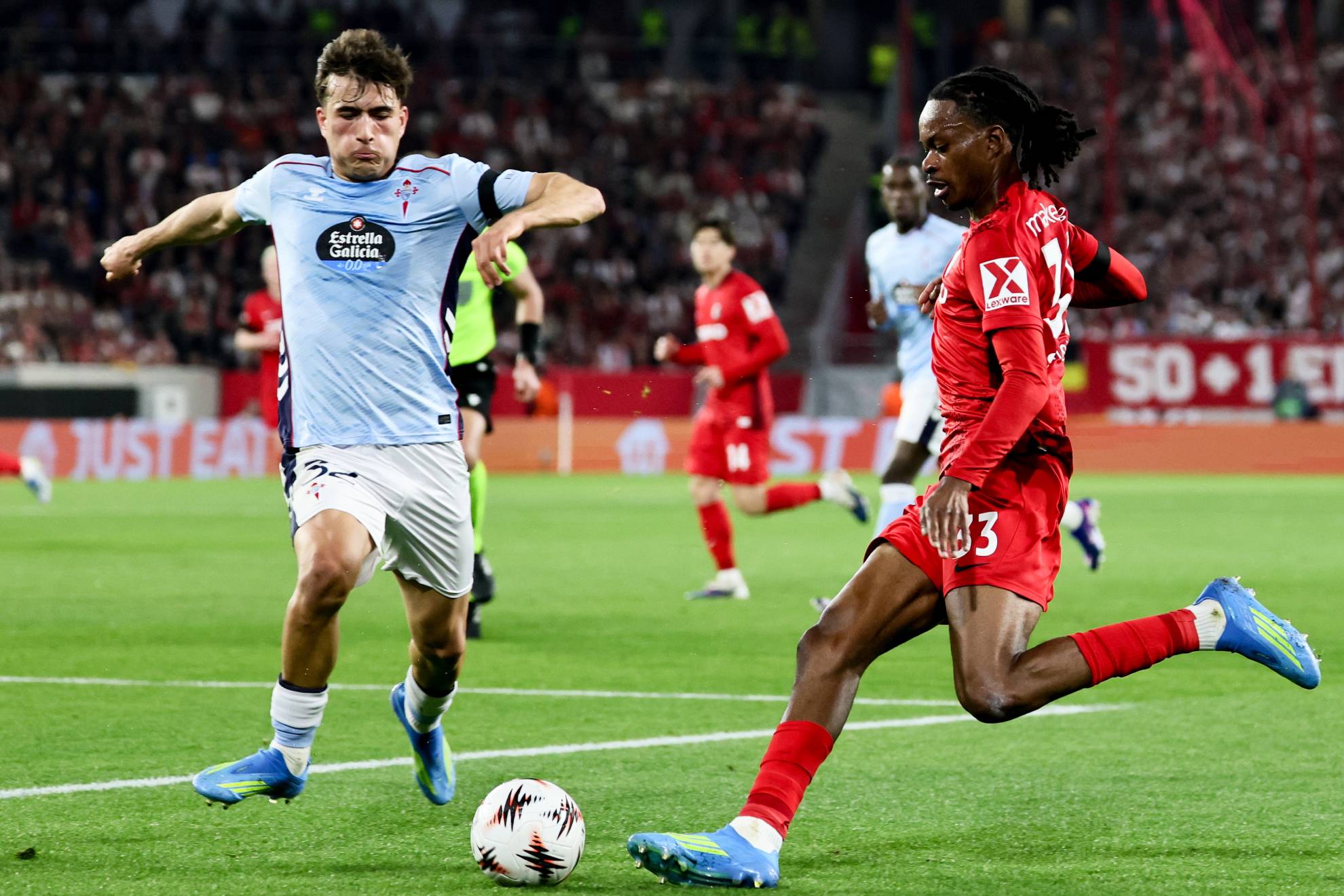 Javi Rodríguez pugna por un balón con Makengo.