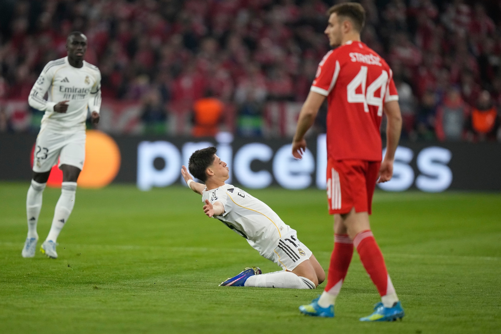Güler celebrando su gol.