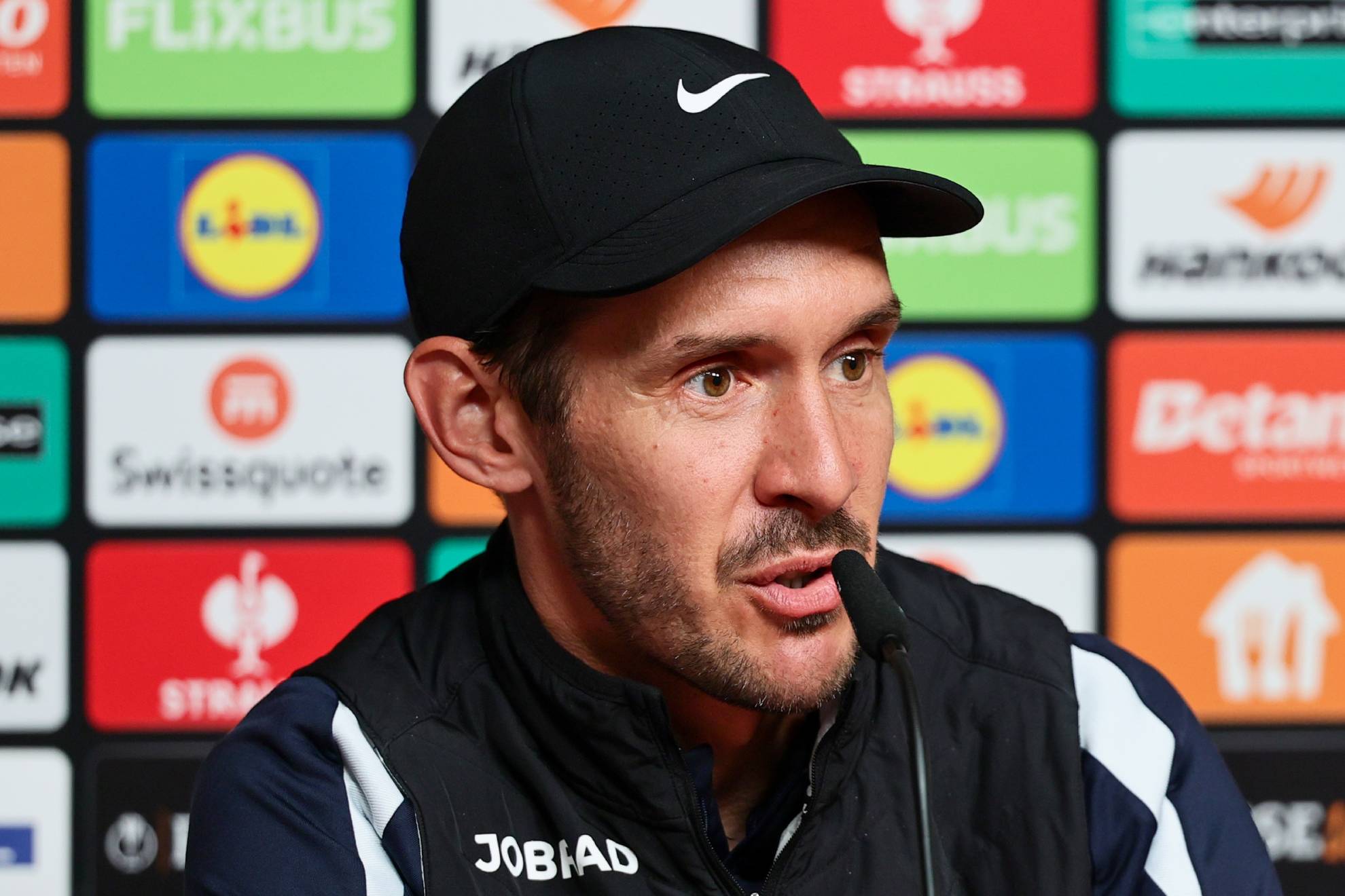 Julian Schuster, técnico del Friburgo, en rueda de prensa.