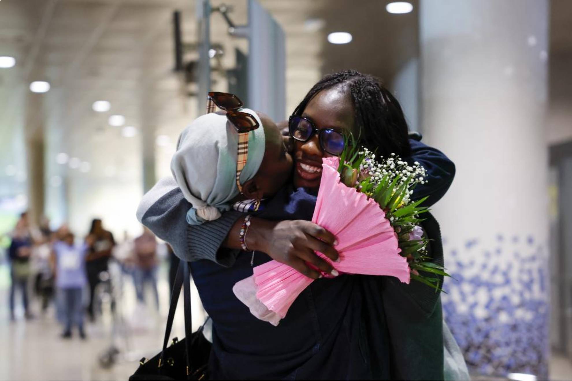 Awa Fam abraza a su madre a su llegada a Valencia.