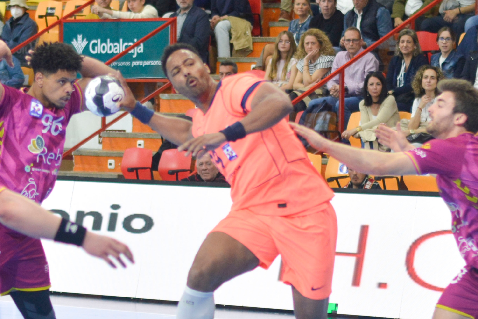 El lateral francés del Barça N´Guessan lanza ante el Cuenca.