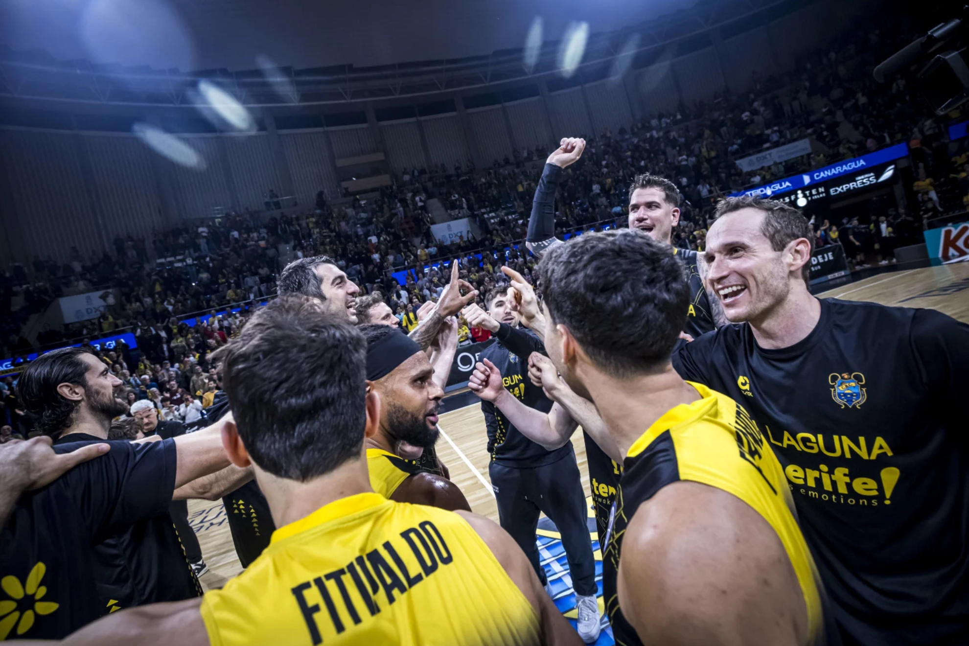 Los jugadores de La Laguna celebran su triunfo y su pase a la Final Four. FIBA PHOTO.