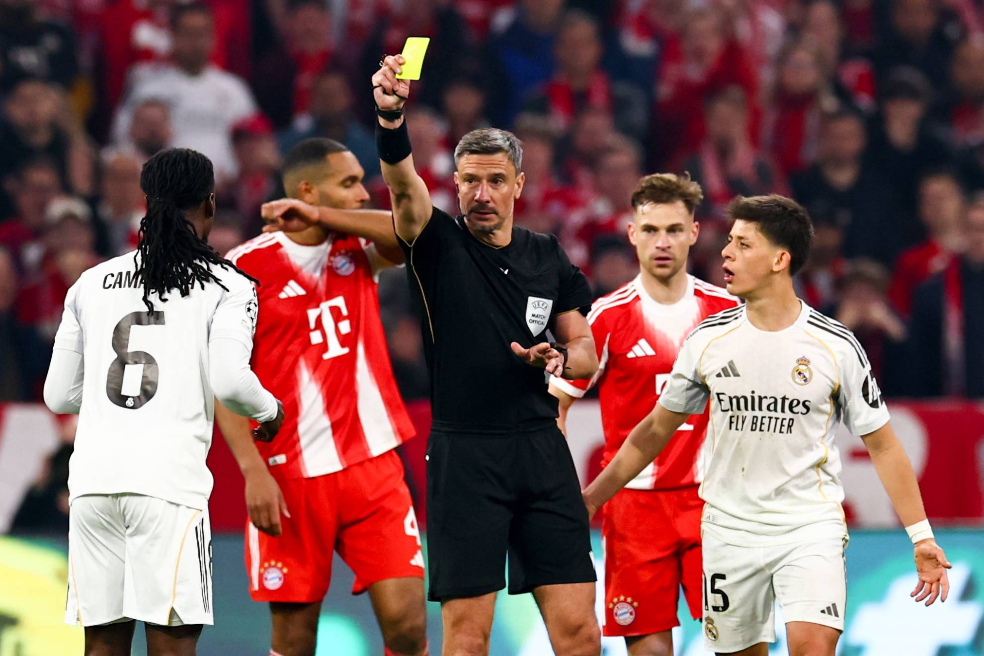 Vincic muestra la segunda amarilla a Camavinga.