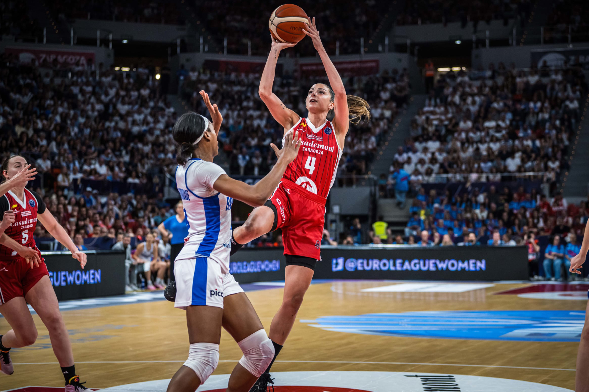 Mariona Ortiz trata de lanzar en el partido ante el Landes. FIBA PHOTO.