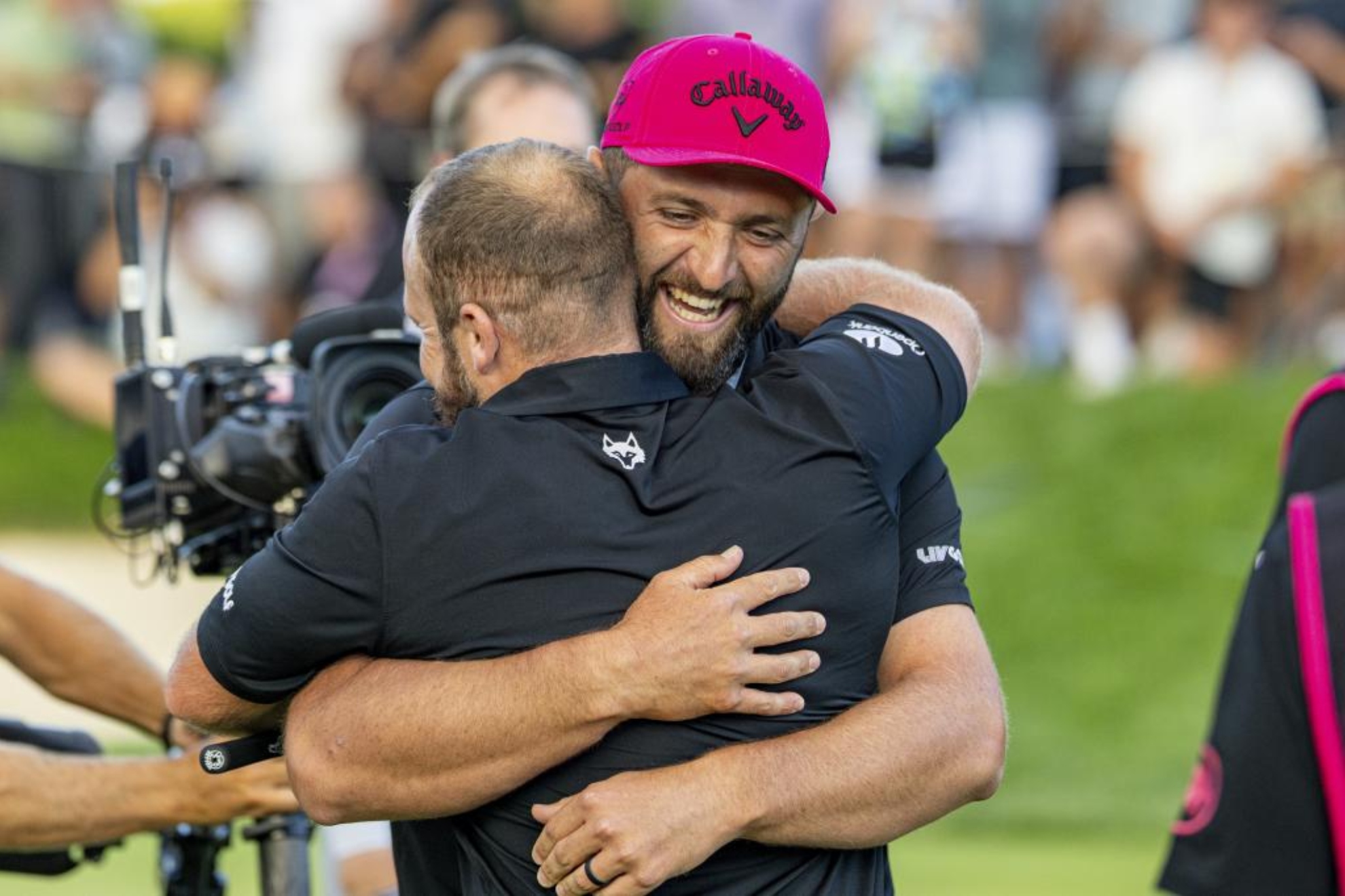 Tyrrell Hatton se abraza con Jon Rahm