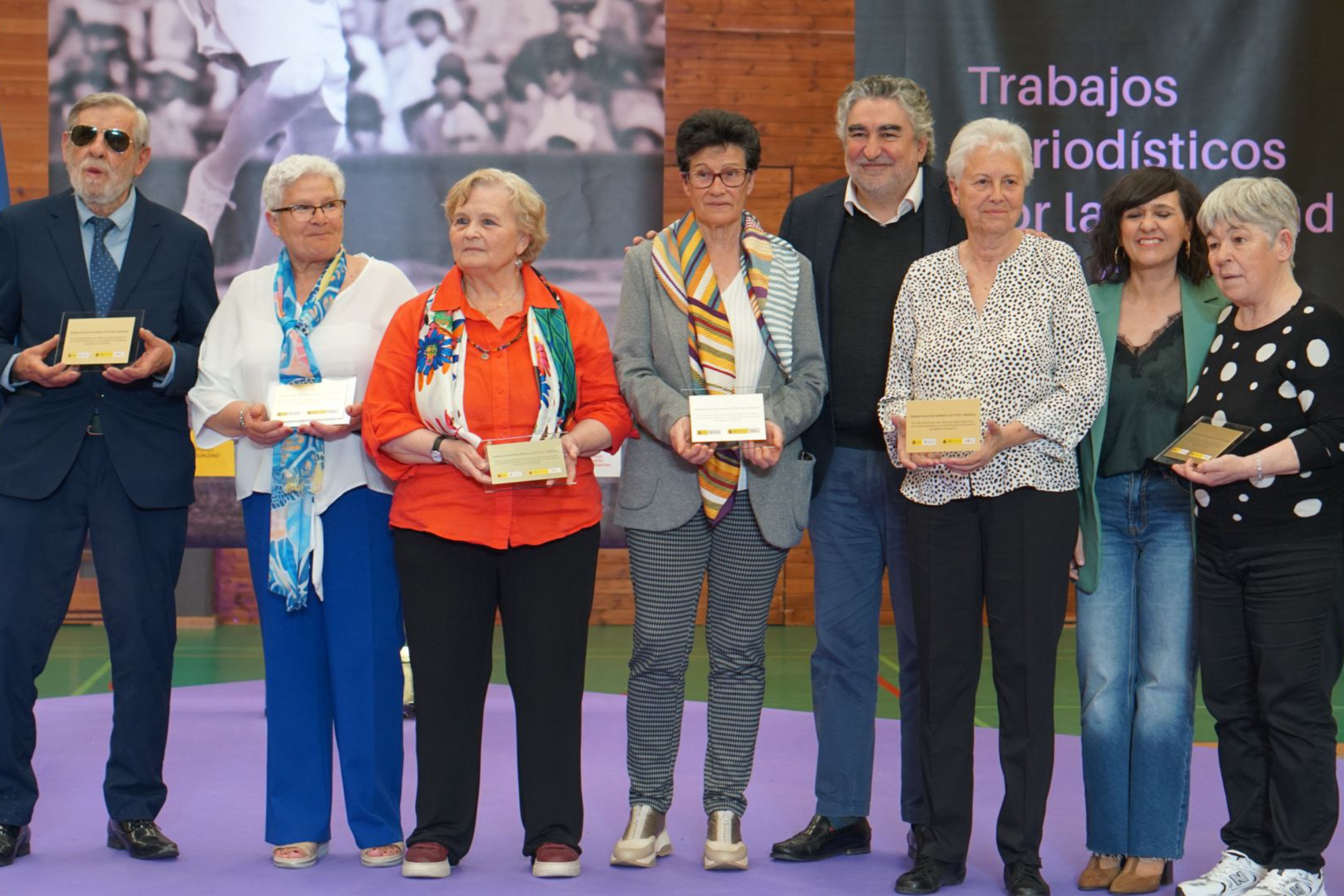 Rafael Muga, Mari Ángeles Pérez 'Quilla', Mari Carmen Arce 'Kubalita', Ana Seijo, Francisca Cruz y Amparo Herrera, junto a José Manuel Rodríguez Uribes y María Guijarro