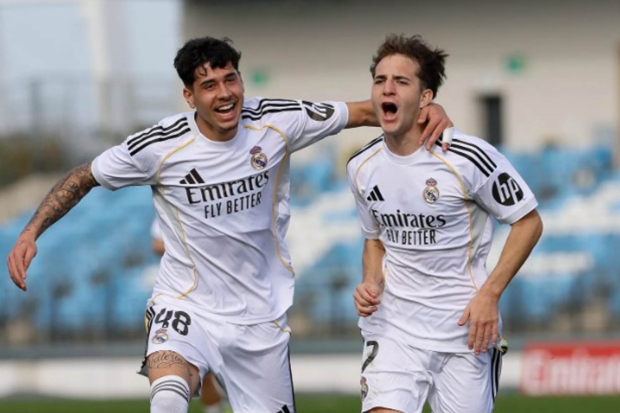 Ciria y Yáñez celebran un gol con el Juvenil A en la Youth.