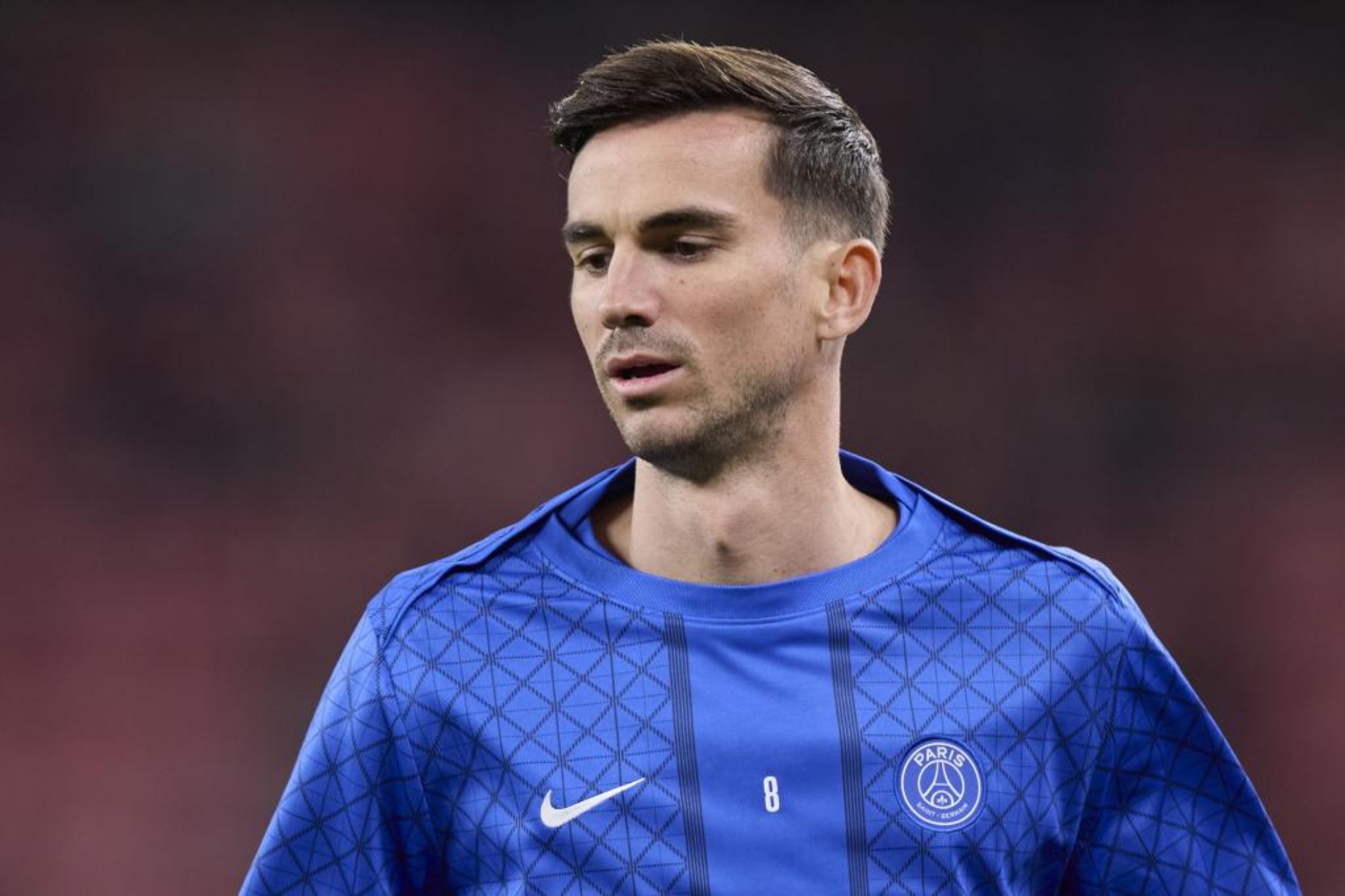 Fabián Ruiz calienta antes del partido contra el Athletic.