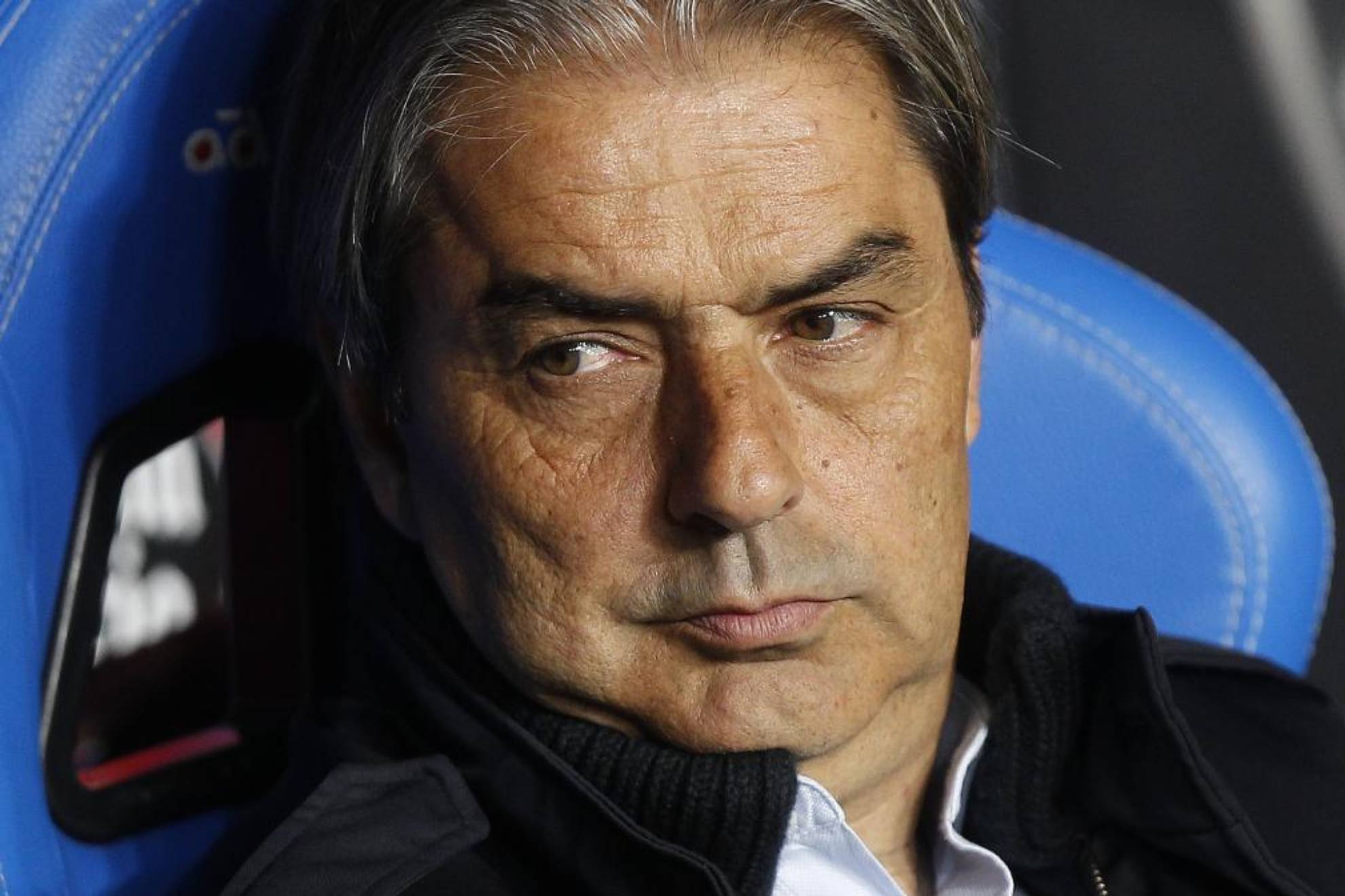 Natxo González, en un banquillo