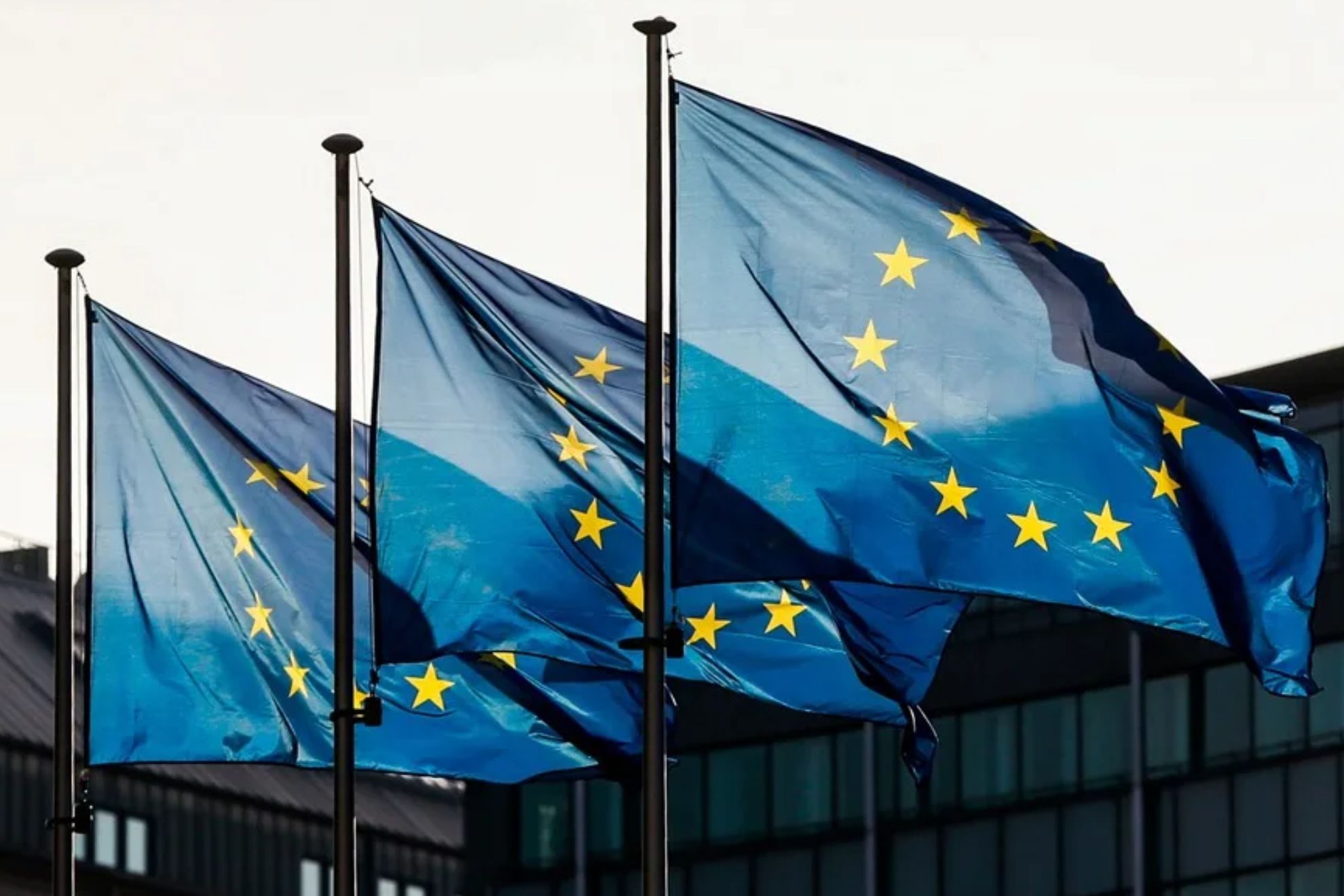 Imagen de tres banderas de la Unión Europea.