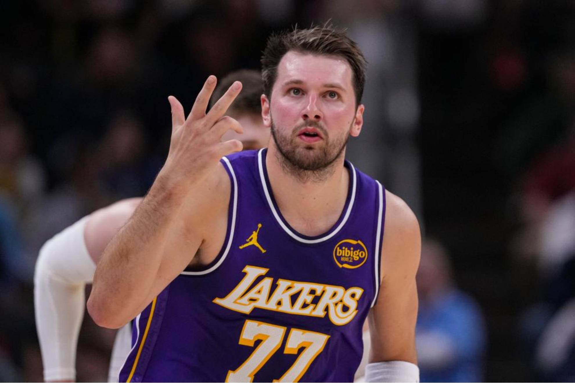 Luka Doncic celebra un triple en un partido de los Lakers.