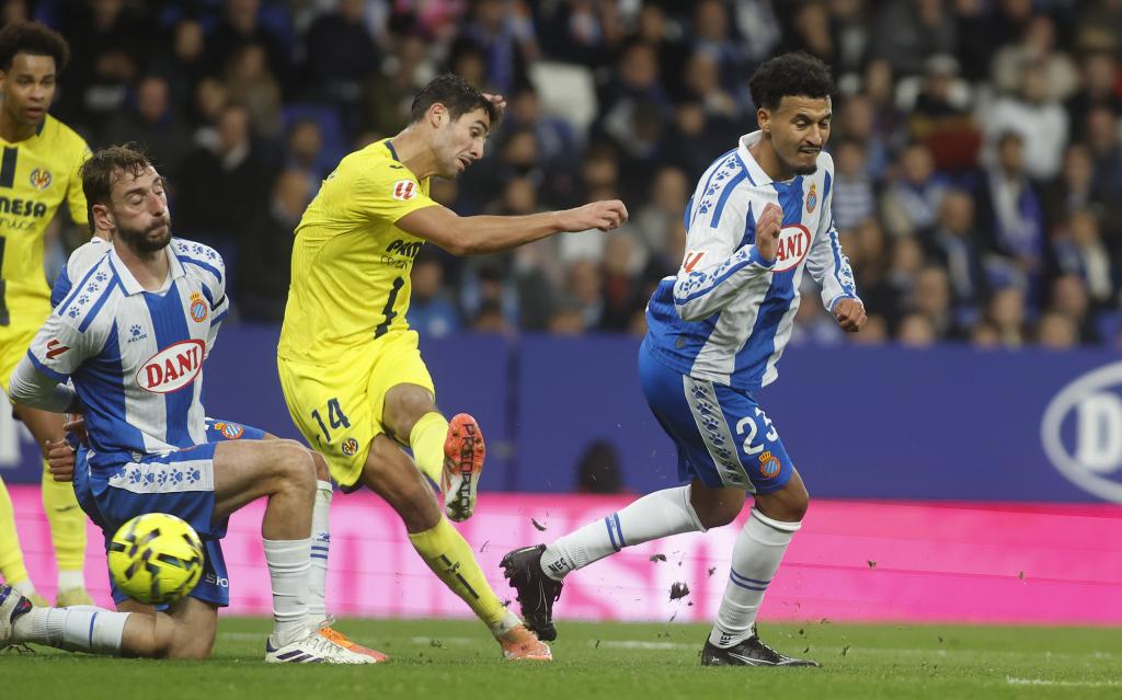 Comesaña dispara a puerta en un Espanyol-Villarreal.