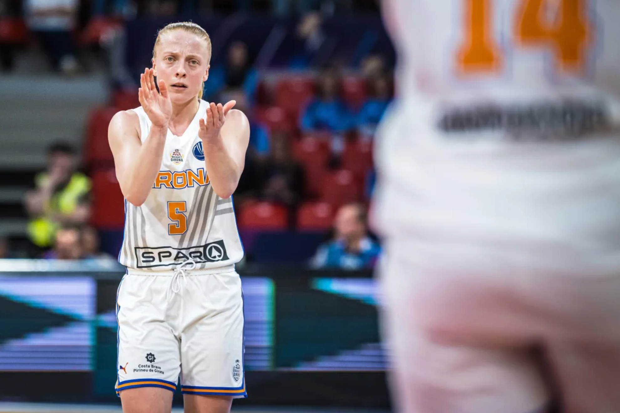 Klara Holm aplaude una jugada en el partido de los cuartos. FIBA PHOTO.