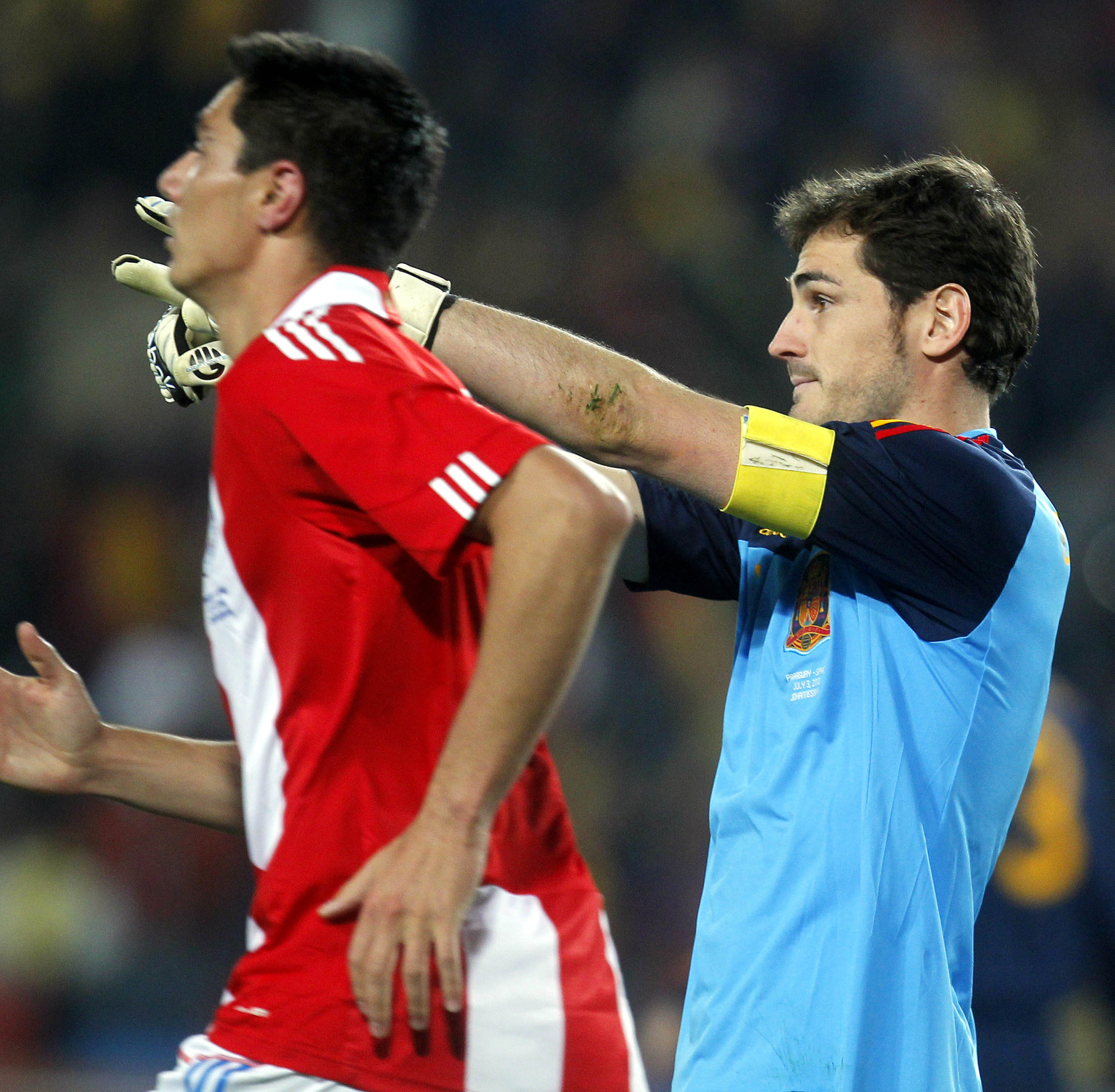 Cardozo y Casillas en el Paraguay 0-1 España de cuartos de Sudáfrica 2010
