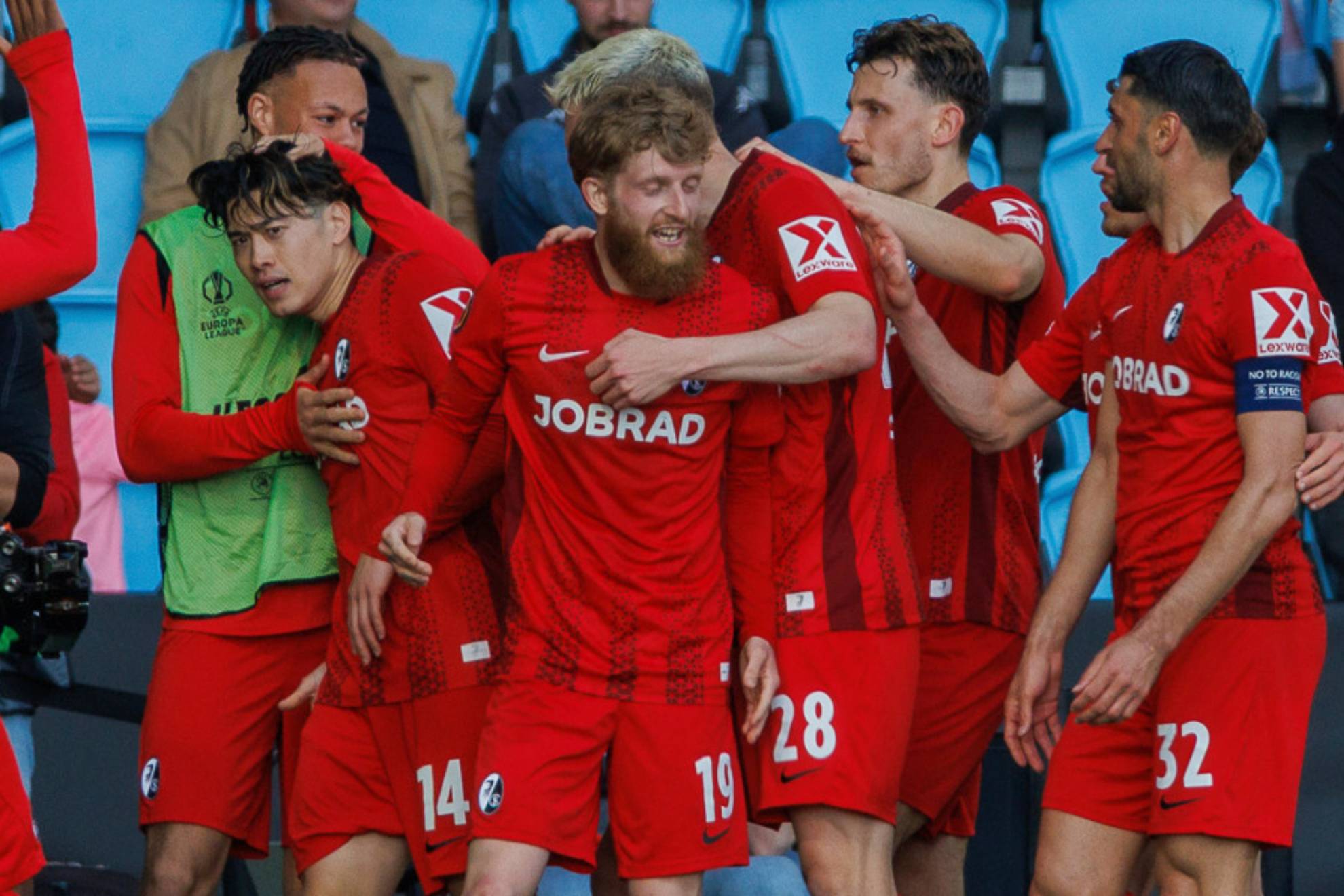 Los jugadores del Friburgo celebran uno de los tres tantos conseguidos ante el Celta