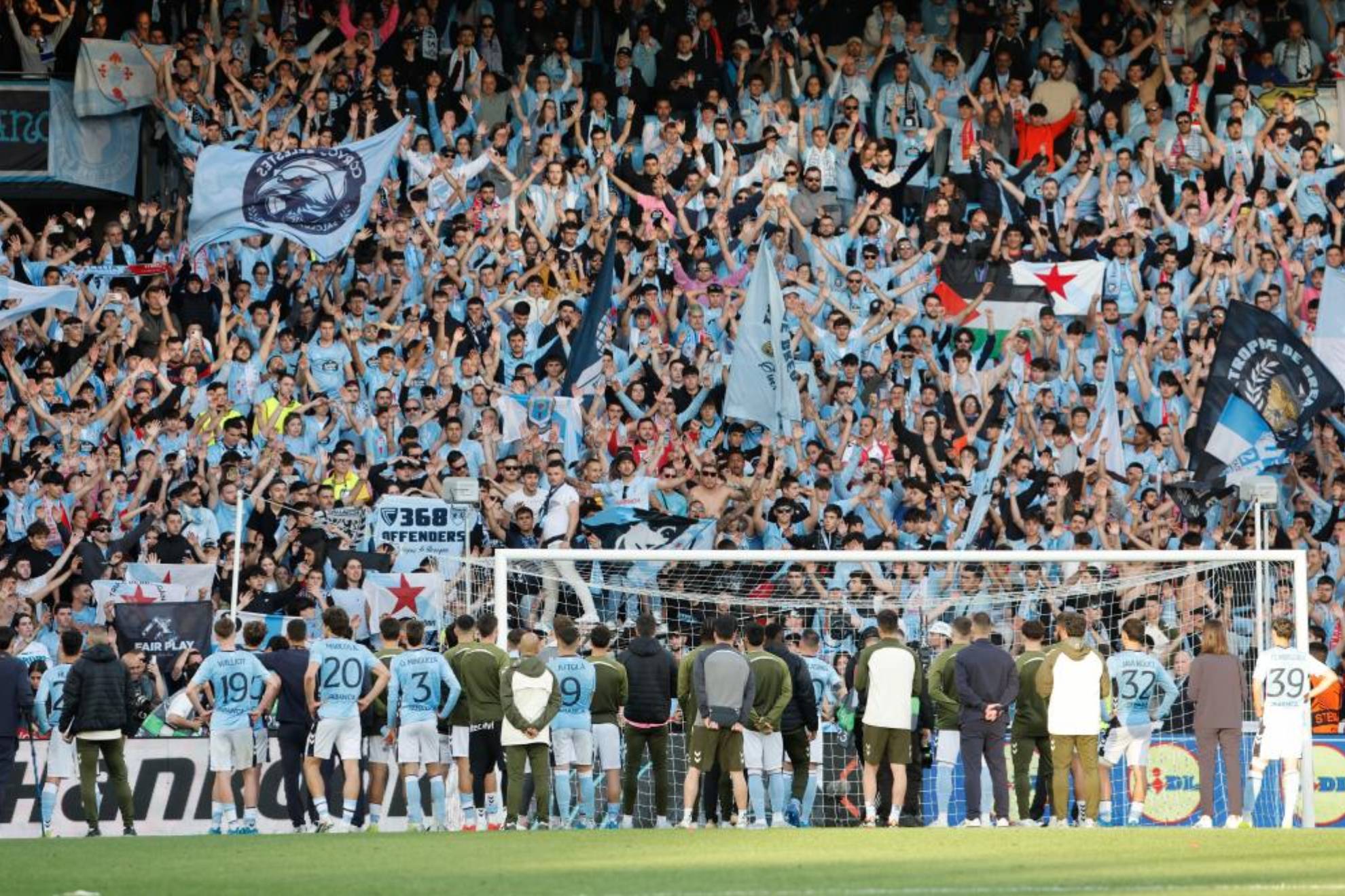 Los jugadores del Celta agradecen el apoyo de su afición
