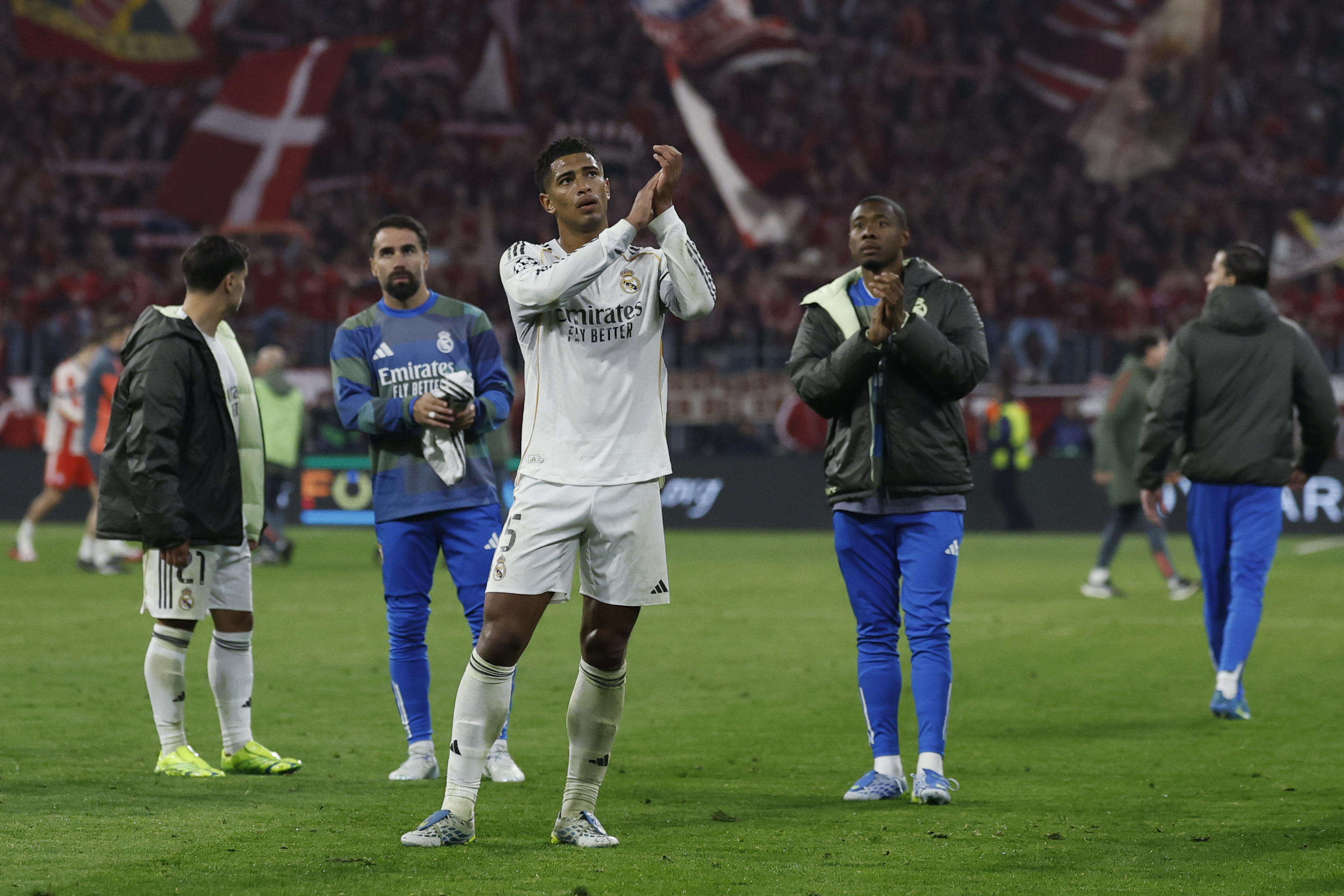 Bellingham aplaude a la afición del Real Madrid a la conclusión del partido en Múnich.