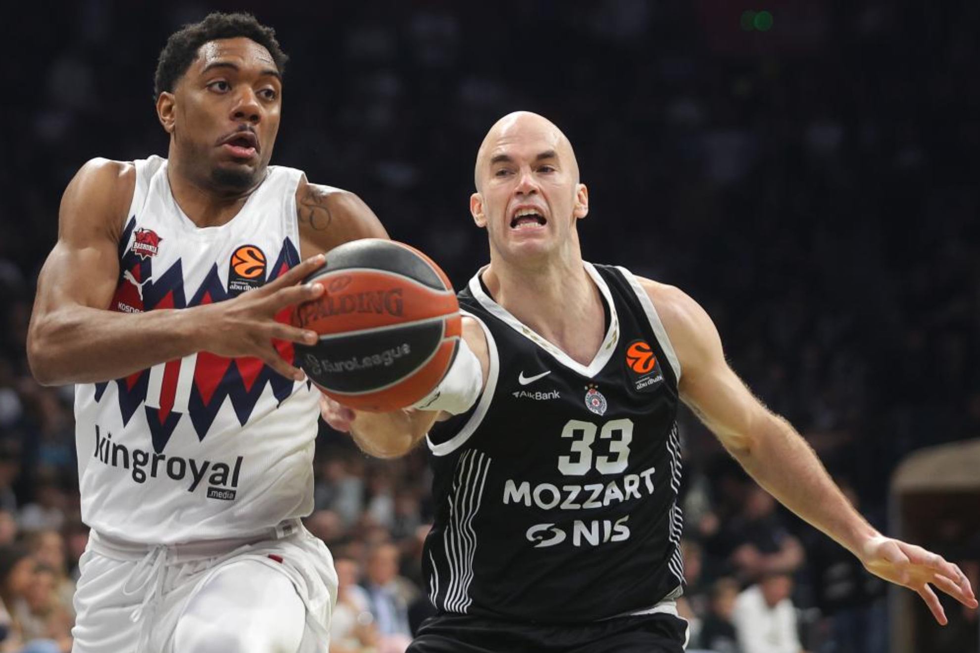 Trent Forrest con el balón con Nick Calathes por detrás.