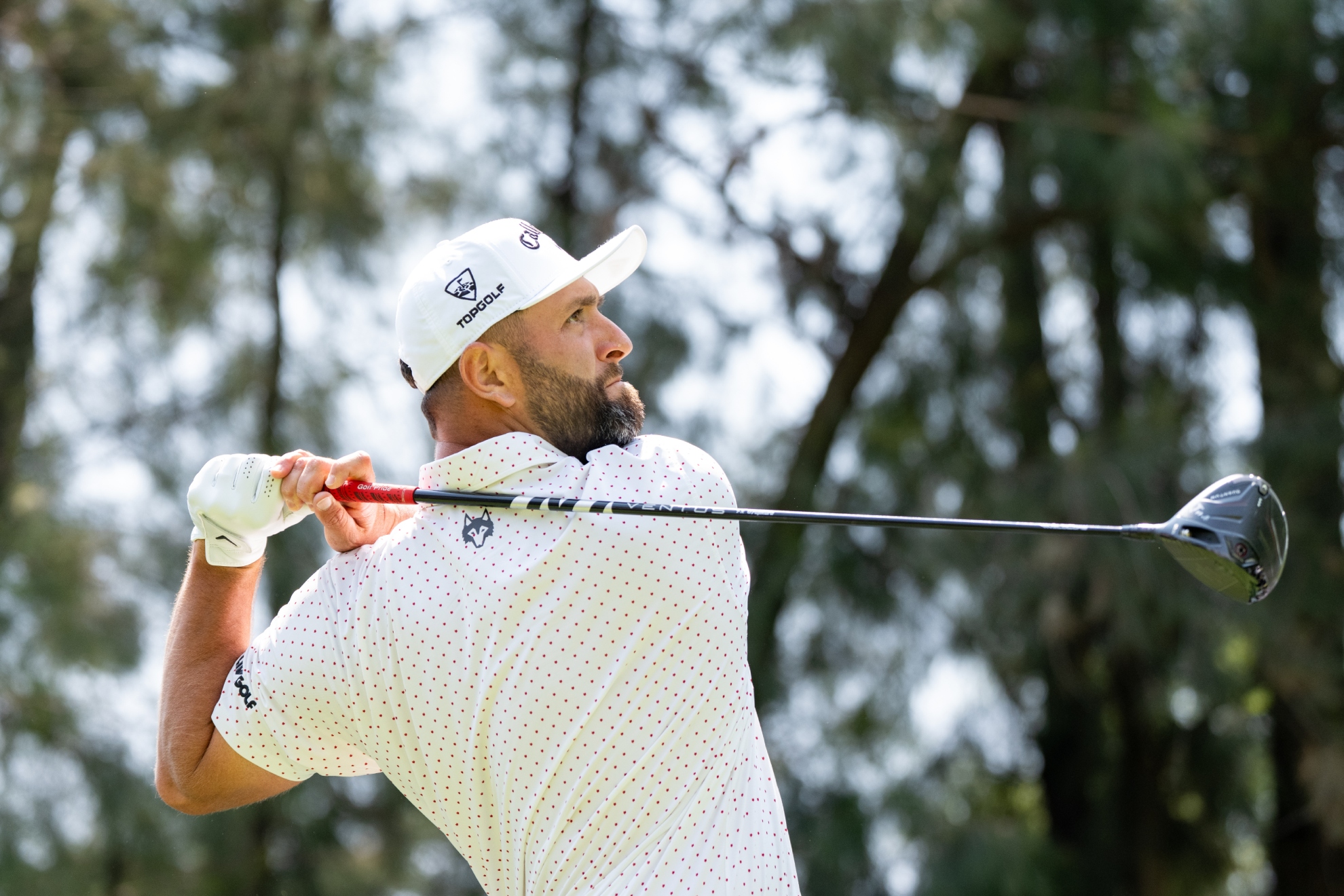 Jon Rahm (31) juega el driver en la primera jornada