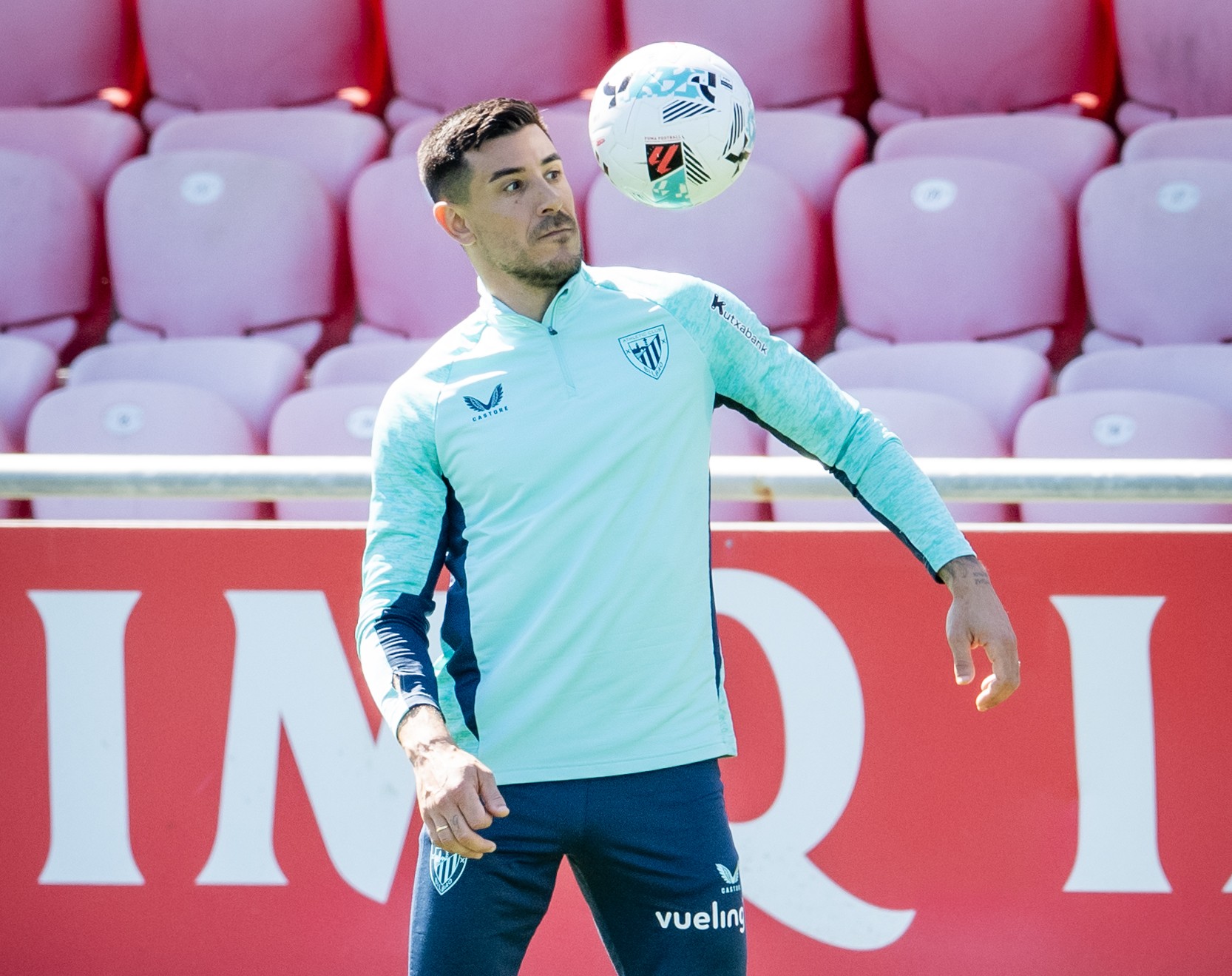 Yuri juguetea con un balón en uno de los entrenamientos de esta semana.