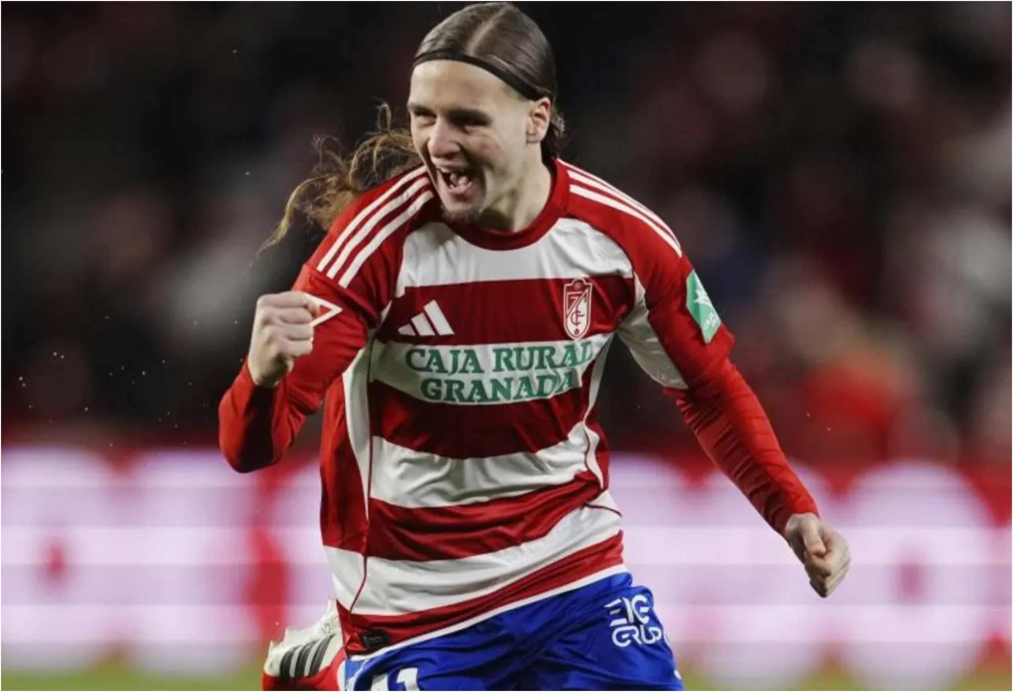 Izan celebra un gol con el Granada,