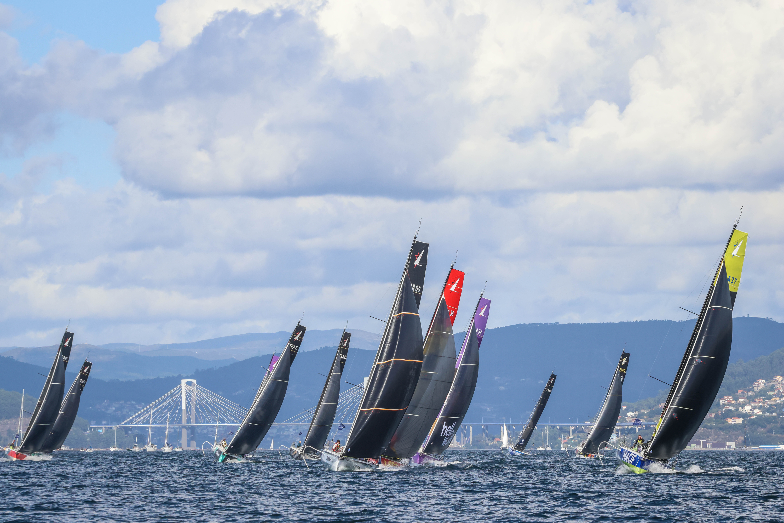 Salida en 2025, con la flota de La Solitaire du Figaro Paprec y el puente de Rande al fondo.