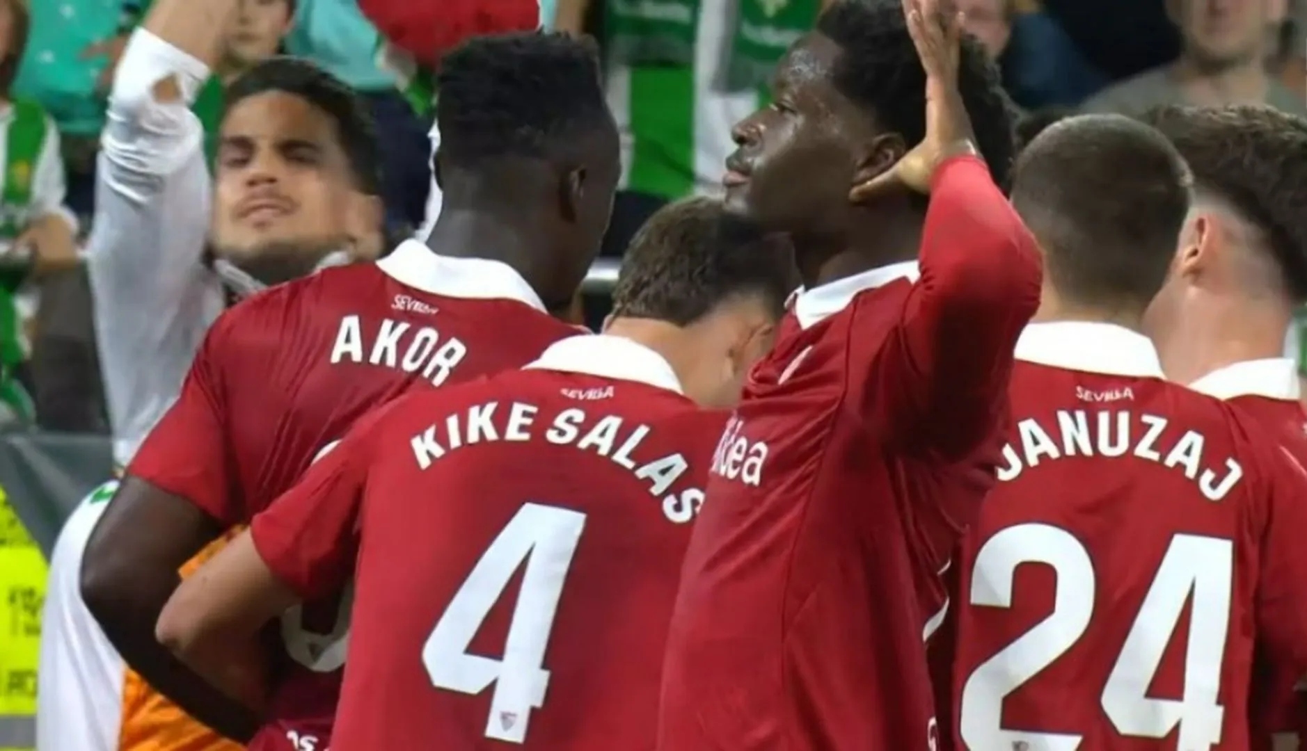 Bartra quita la camiseta de Isaac del banderín del campo del Betis.