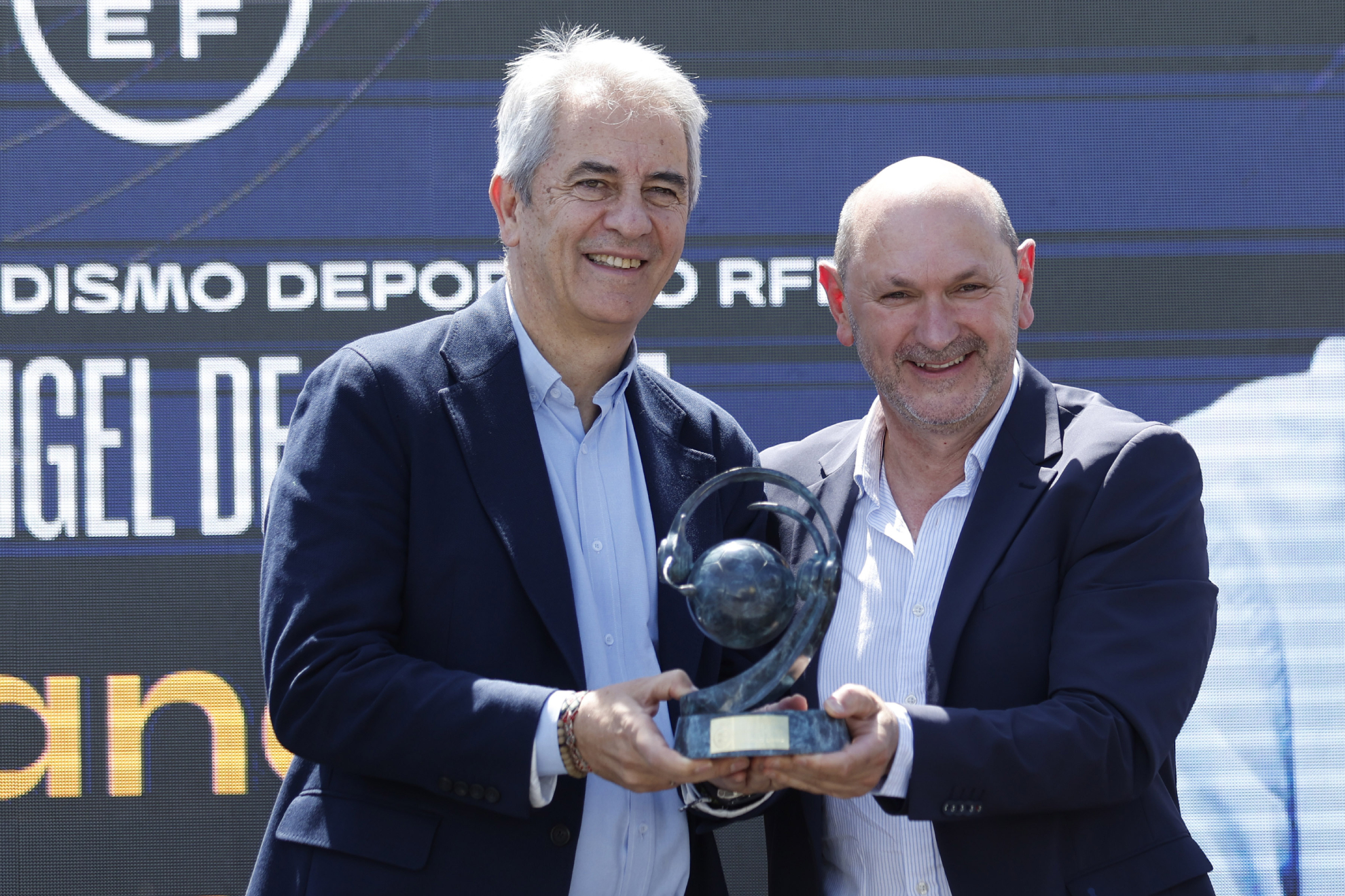 Rafael Louzán entrega el premio a Manolo Lama