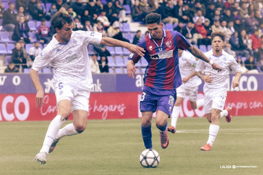 Dani Barcia pelea un balón con Daniel Luna en el Huesca 1-1 Dépor.